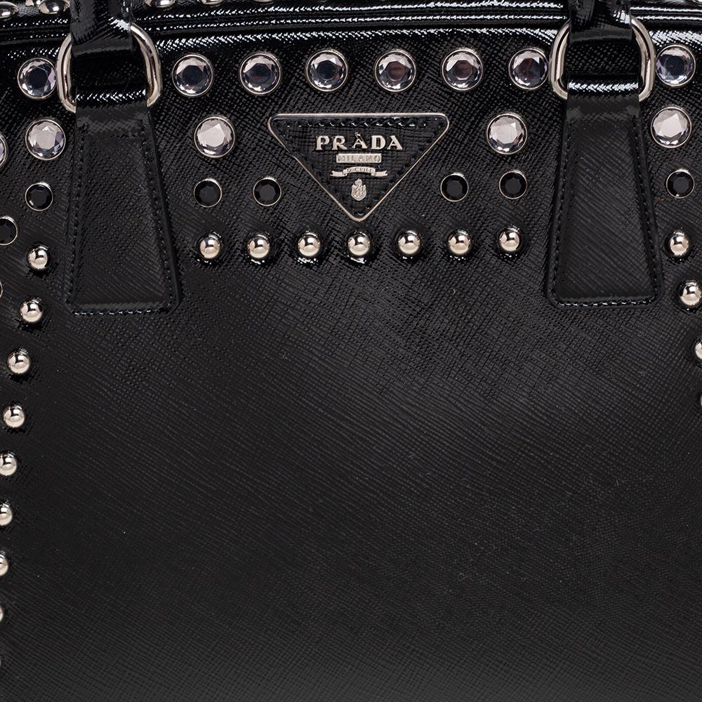 Giving handle bags an elegant update, this Pyramid Frame bag by Prada aims to be a top choice in your closet. It has been crafted from Saffiano Vernice leather and styled with shimmery embellishments. It comes with dual top handles, protective metal