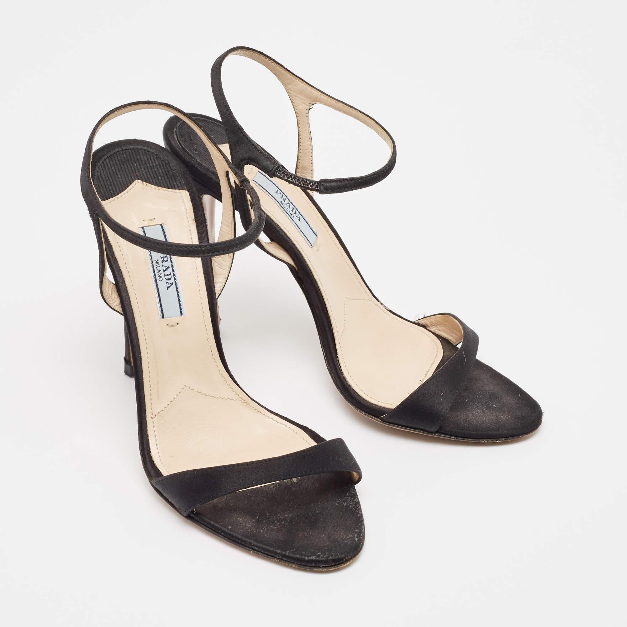 Prada - Sandales à lanières de satin noir - Taille 37,5 État moyen - En vente à Dubai, Al Qouz 2