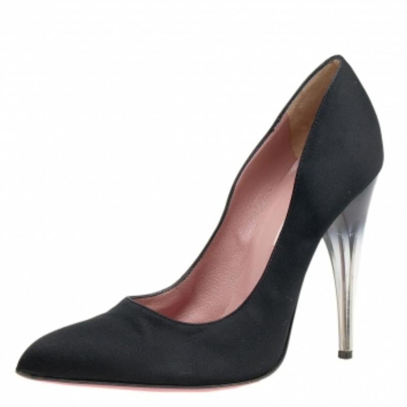 Hay algunos zapatos que superan la prueba del tiempo y los ciclos de la moda: estos zapatos de salón Prada atemporales. Confeccionados en satén en un tono negro, están diseñados con cortes elegantes, puntas afiladas y tacones altos.