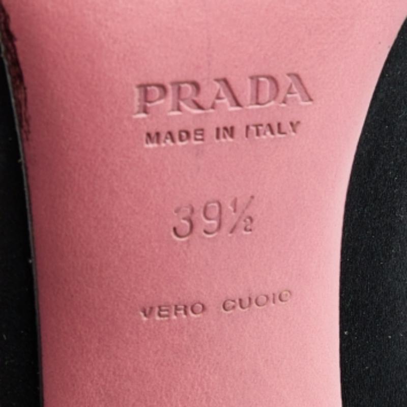 Bombas de punta de satén negro Prada Talla 39.5 en Bastante bueno estado para la venta en Dubai, Al Qouz 2