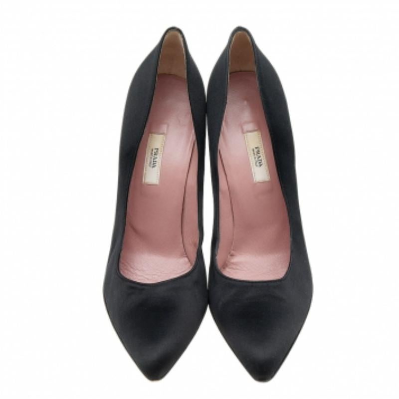 Bombas de punta de satén negro Prada Talla 39.5 en venta 2