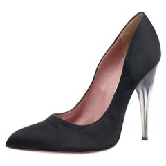 Prada Schwarze Satin-Pumps mit spitzer Zehe Größe 39,5 Prada Schwarze Satin-Pumps mit spitzer Zehe Größe 39,5