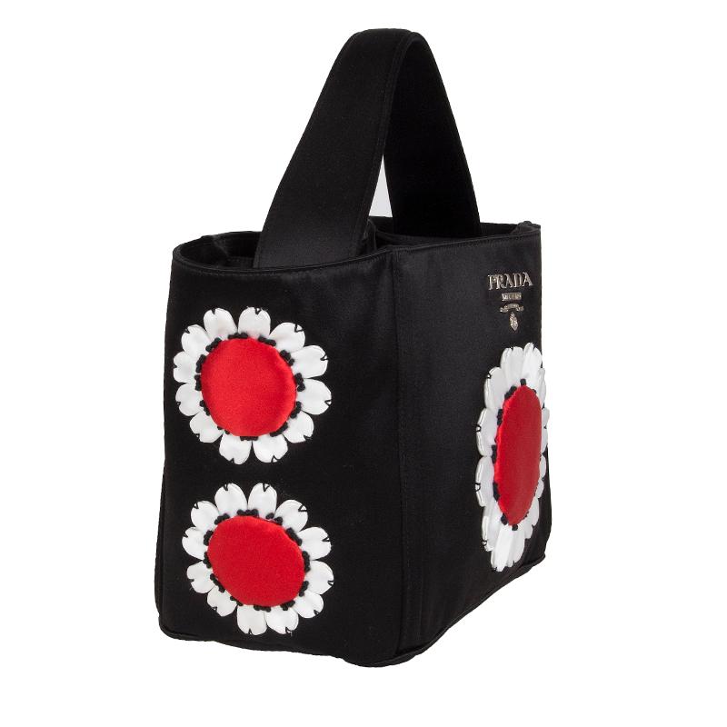 Prada 'Raso Flower' Korbhandtasche aus schwarzem:: rotem und weißem Satin. Aufgeteilt in drei Abteilungen. Der mittlere wird mit einem Druckknopf verschlossen. Ein Seitenfach hat eine Reißverschlusstasche und eine offene Tasche:: die andere Seite