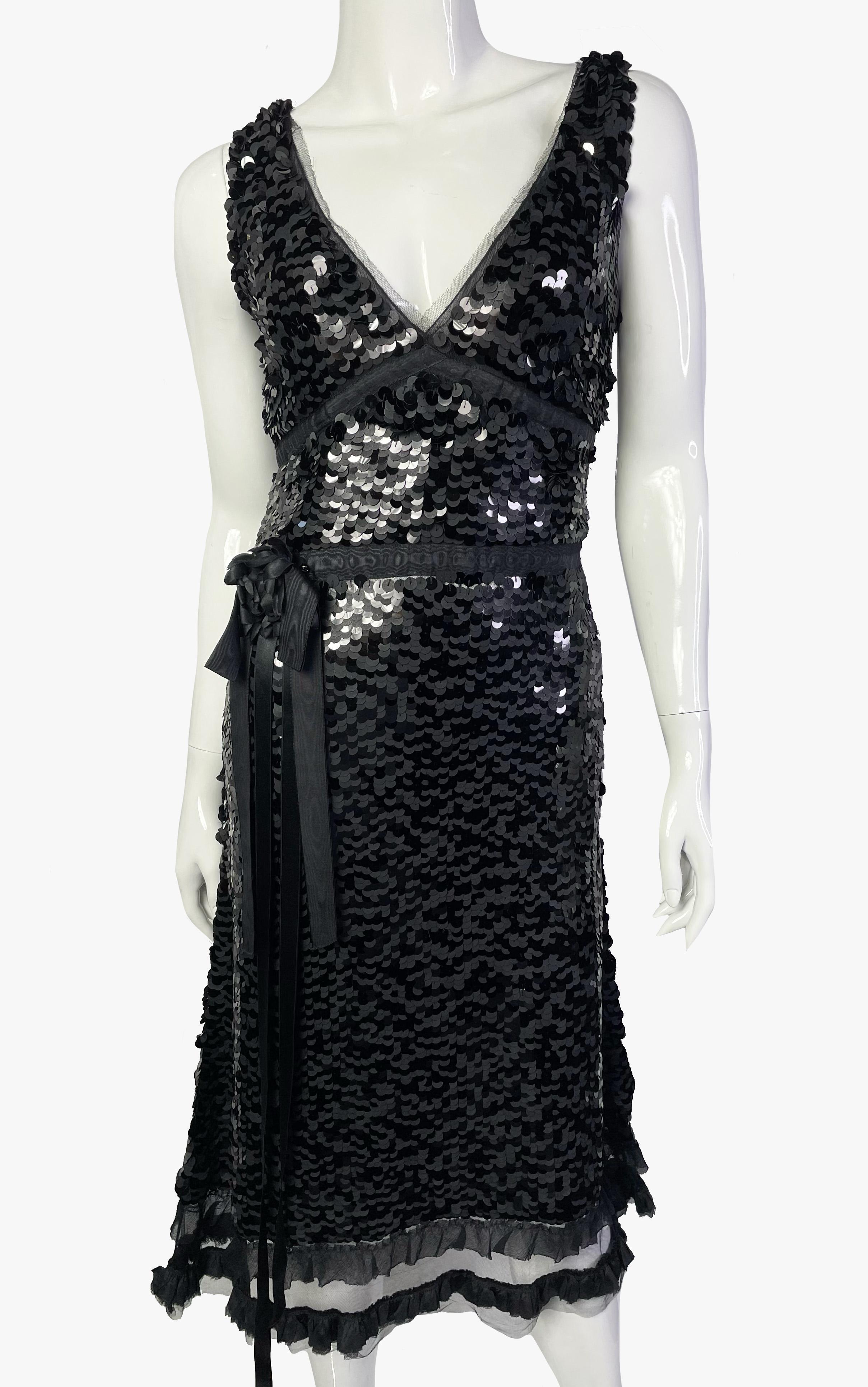 Prada evening cocktail black sleeveless silk dress with sequins.
V-neck, ribbon flower at the waist
Size – IT 42 / S-M
Length – 112 cm
Waist – 70 cm
From armpit to armpit – 46 cm
Fabric – 84% silk, 16% nylon

Condition – very
