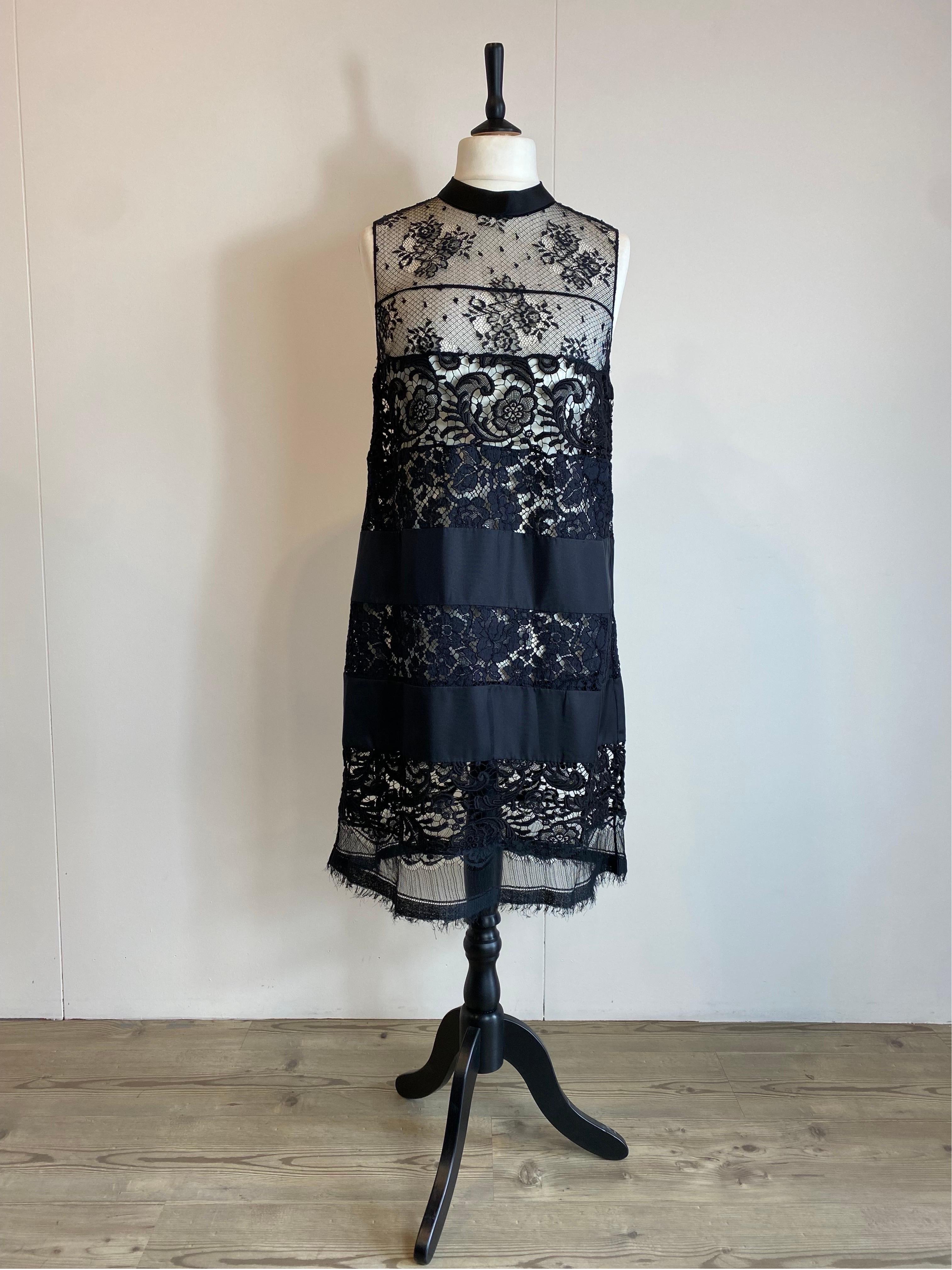 Prada dress.
Composition label missing.
We think it's a silk and lace blend.
Italian size 46.
Shoulders 37 cm
Bust 46 cm
Length 99 cm
Excellent general condition, with minimal signs of normal use.
