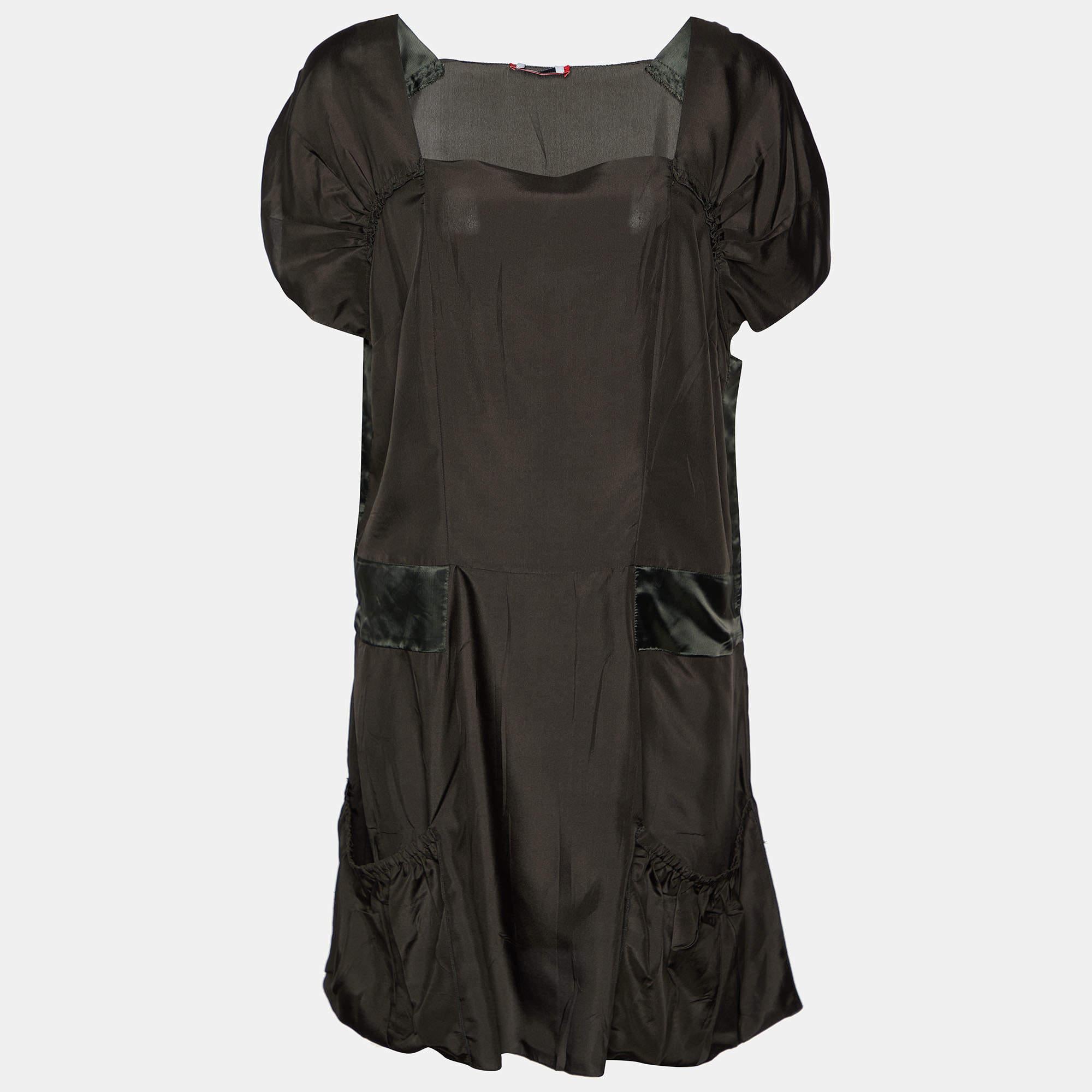 Crafted from luxurious silk, this dress features a loose, relaxed fit and a contrasting detail that adds a touch of contemporary elegance. Perfect for both daytime and evening occasions, it effortlessly combines comfort and style for the modern