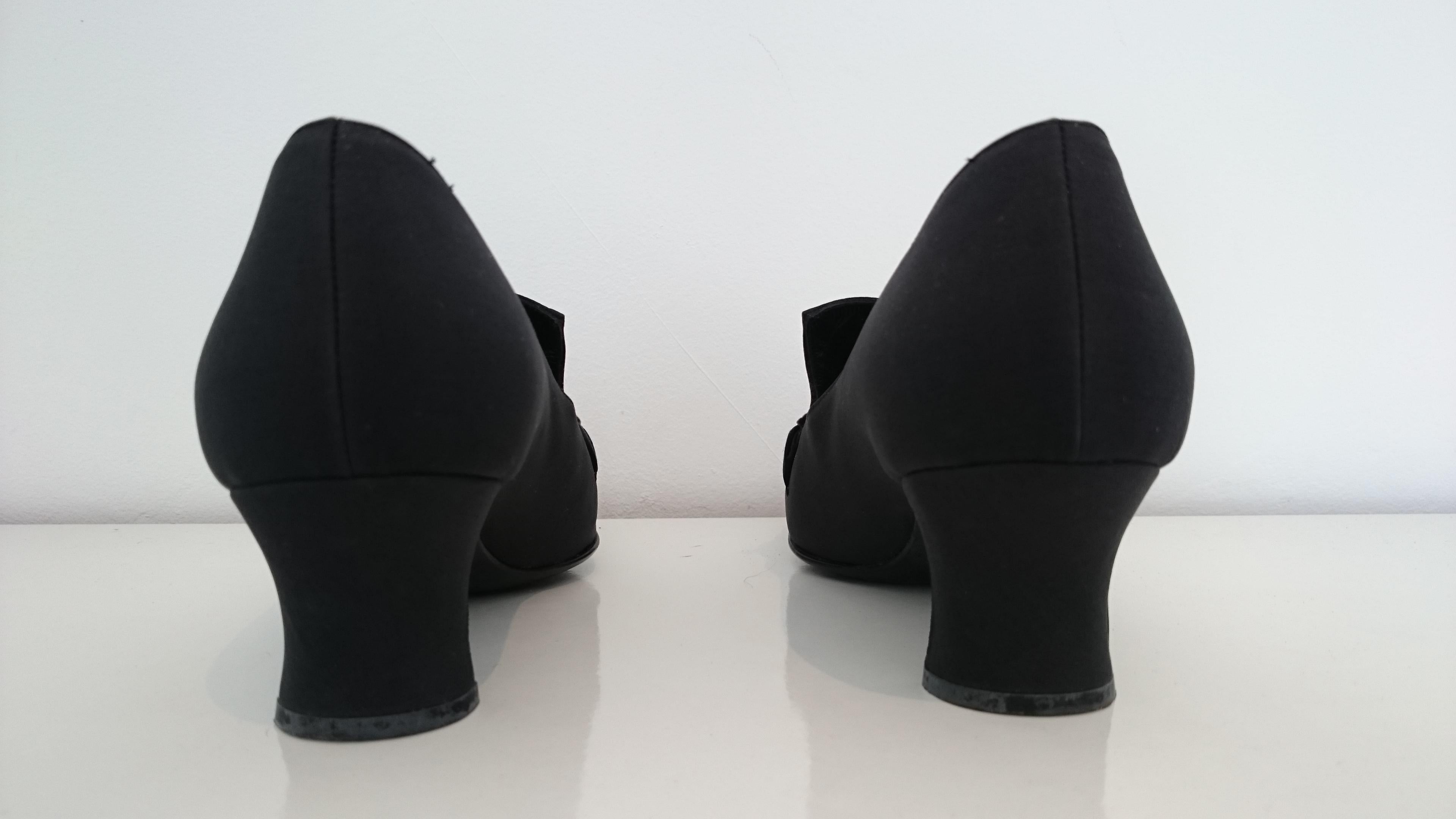 Prada Black Silk Heels with Petals Designed Details in the front. Size 39 1/2 In Excellent Condition For Sale In Somo (Santander), ES