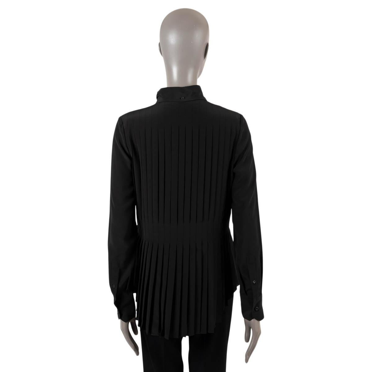 PRADA chemisier en soie noire PLEATED Shirt 40 S Excellent état - En vente à Zürich, CH