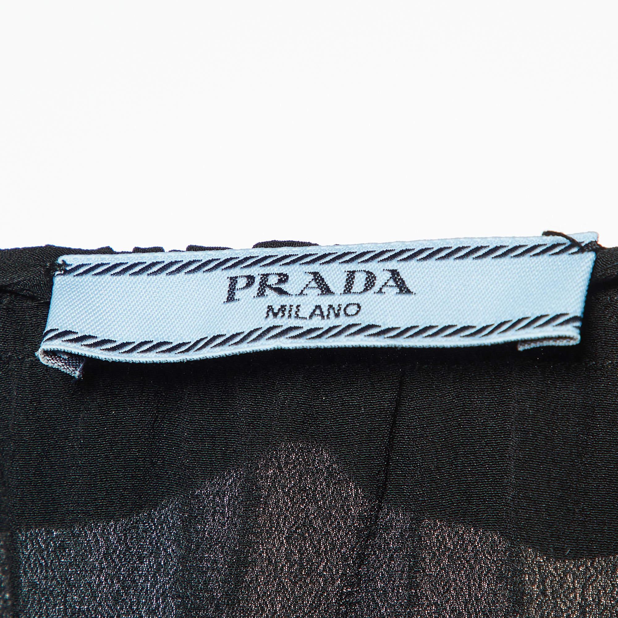 Prada - Chemisier en soie noir à volants M. Bon état - En vente à Dubai, Al Qouz 2