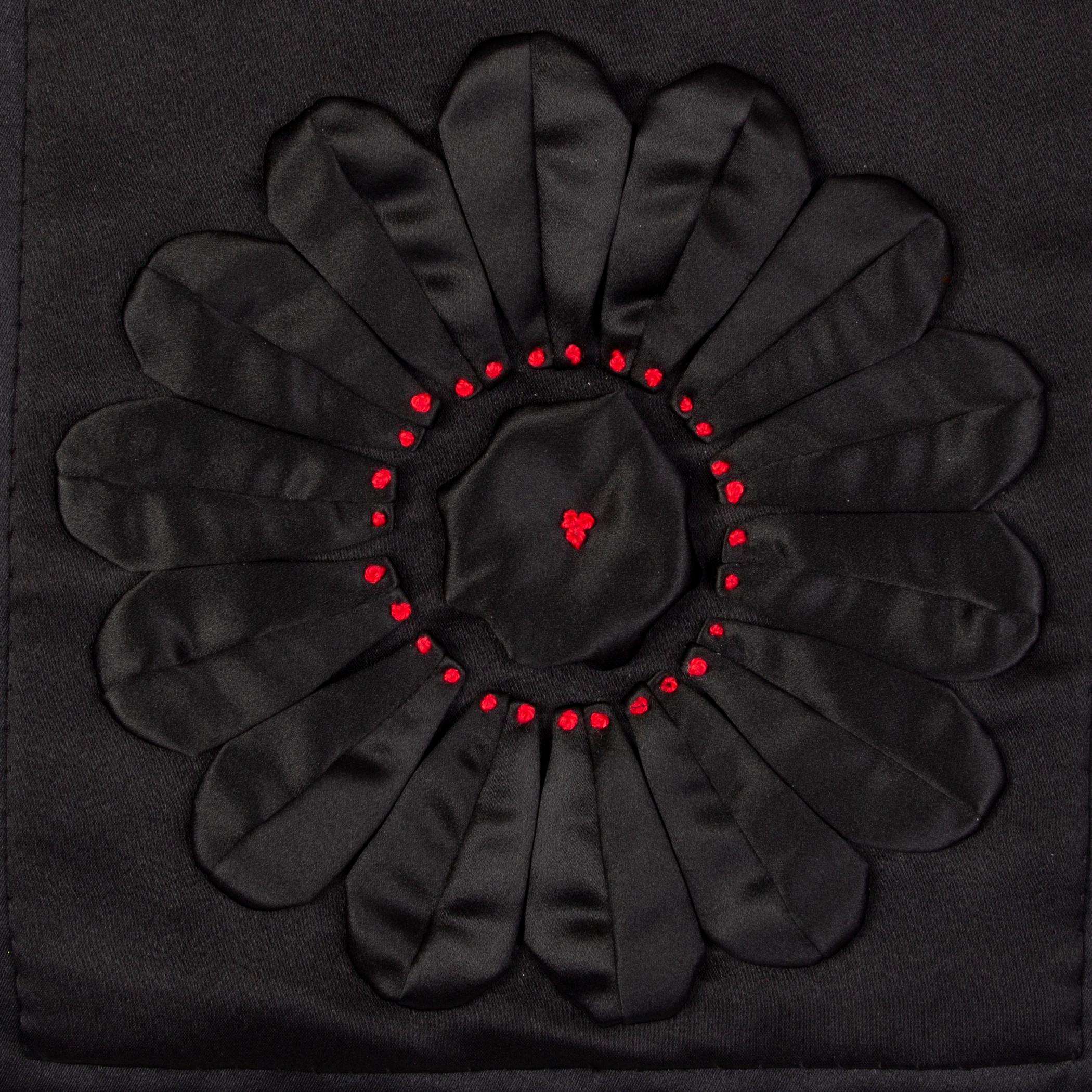 PRADA schwarz Seide SATIN FLOWER WRAP MINI Rock 40 S im Zustand „Hervorragend“ in Zürich, CH