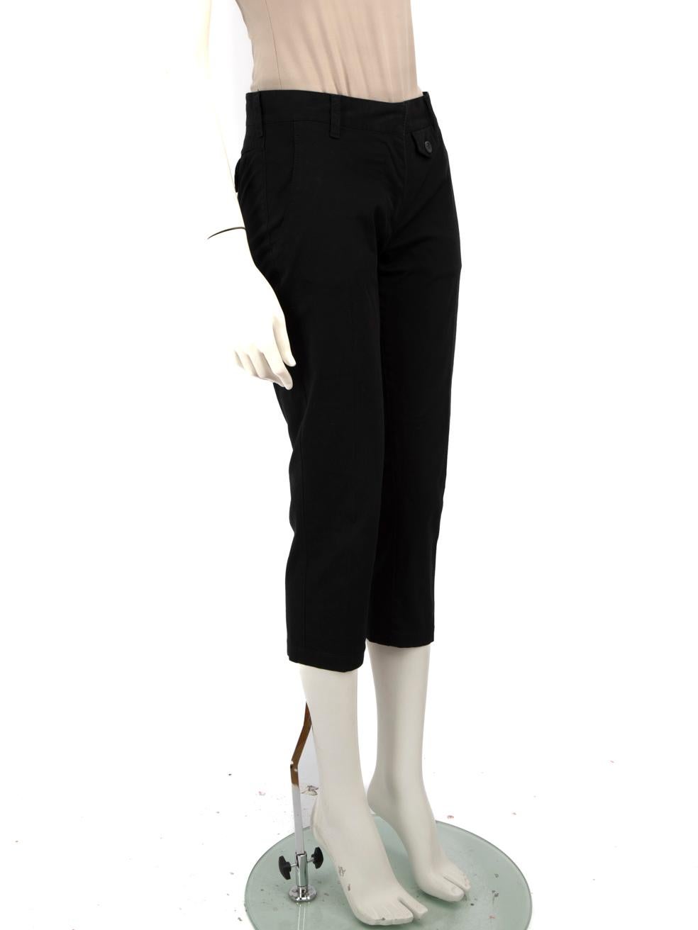 CONDIZIONE: molto buona. L'usura dei pantaloni è minima, c'è un leggero scolorimento sulla cintura e l'etichetta della composizione del tessuto è sbiadita su questo articolo di rivendita usato di Prada.
  
  Dettagli
  
  
  Nero 
  
  Cotone 
  
 