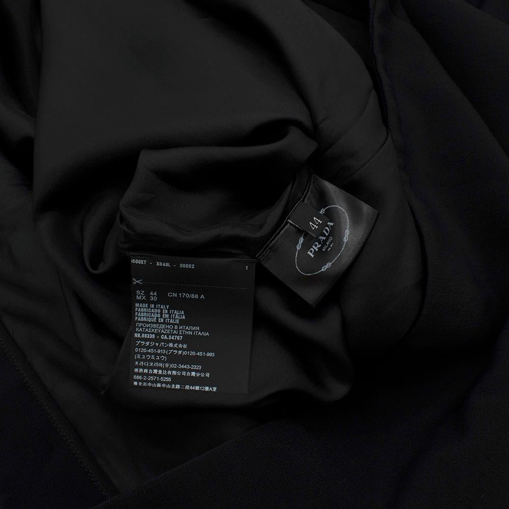 Schwarzes ärmelloses Prada-Minikleid mit Schleife für Damen oder Herren im Angebot
