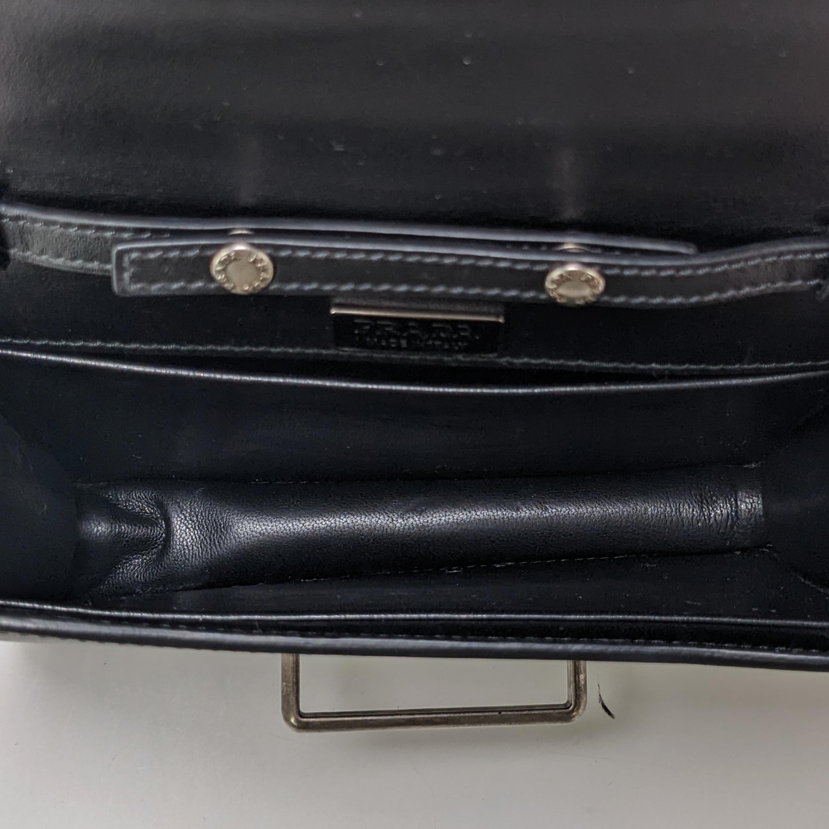 Prada - Petit sac à bandoulière noir Astrology Cahier avec accessoires en argent Excellent état à Denver, CO