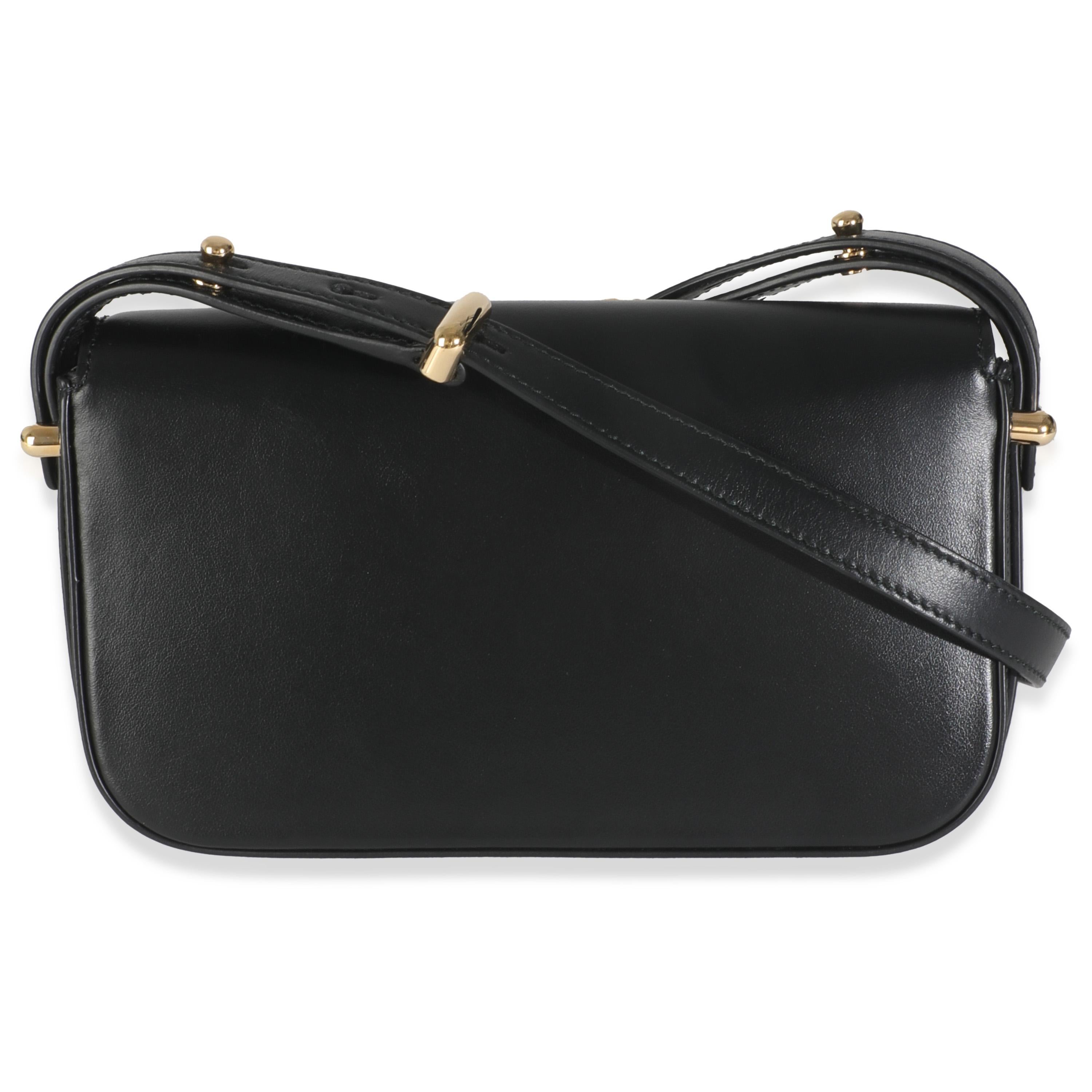Titre du listing : Prada Black Smooth Leather Logo Plaque Shoulder Bag
SKU : 145339
Condit : Usagé 
Condition du sac à main : Excellent
Commentaires sur l'état : L'article est en excellent état et présente de légers signes d'usure.  Légères rayures