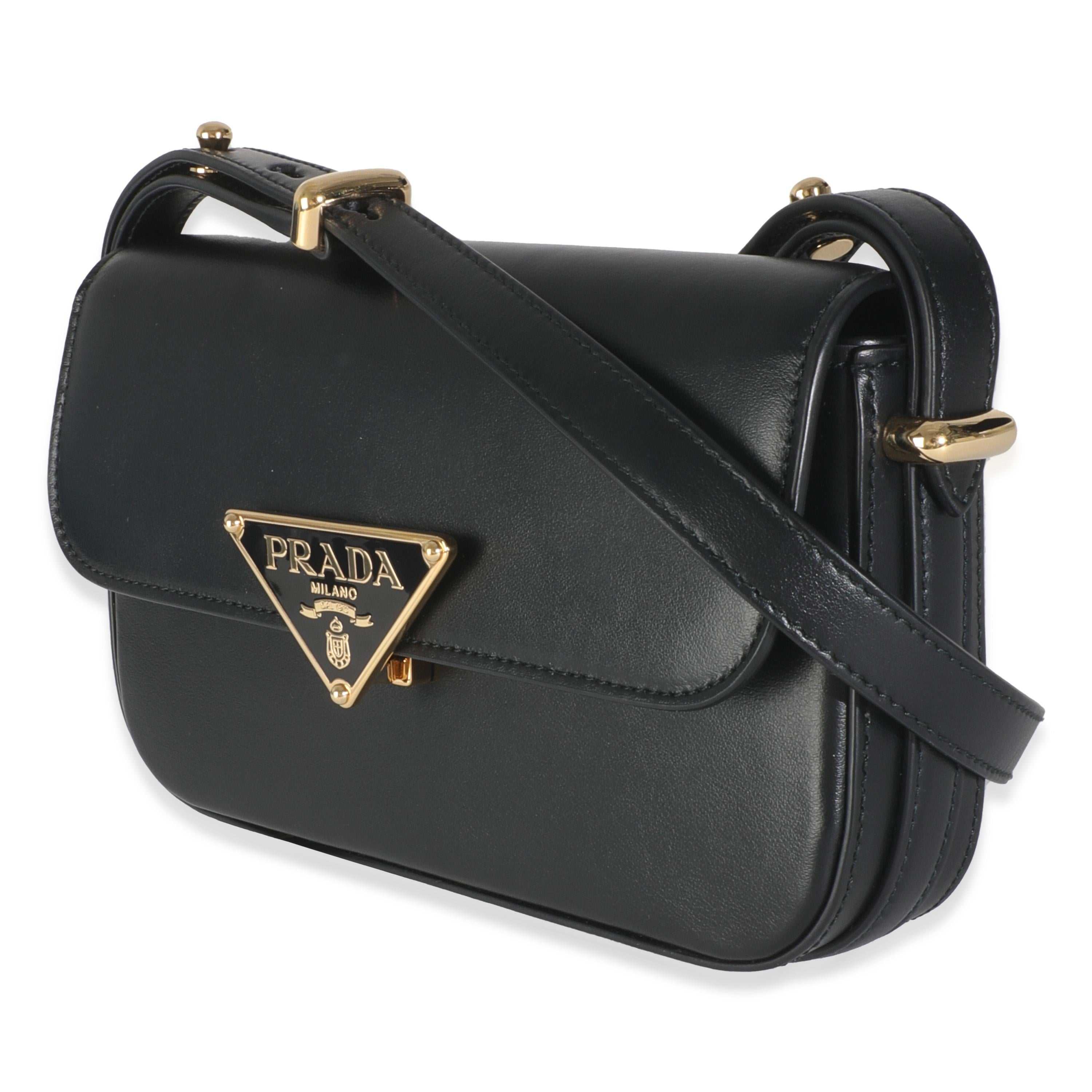 Prada Black Smooth Leather Logo Plaque Shoulder Bag Excellent état - En vente à New York, NY