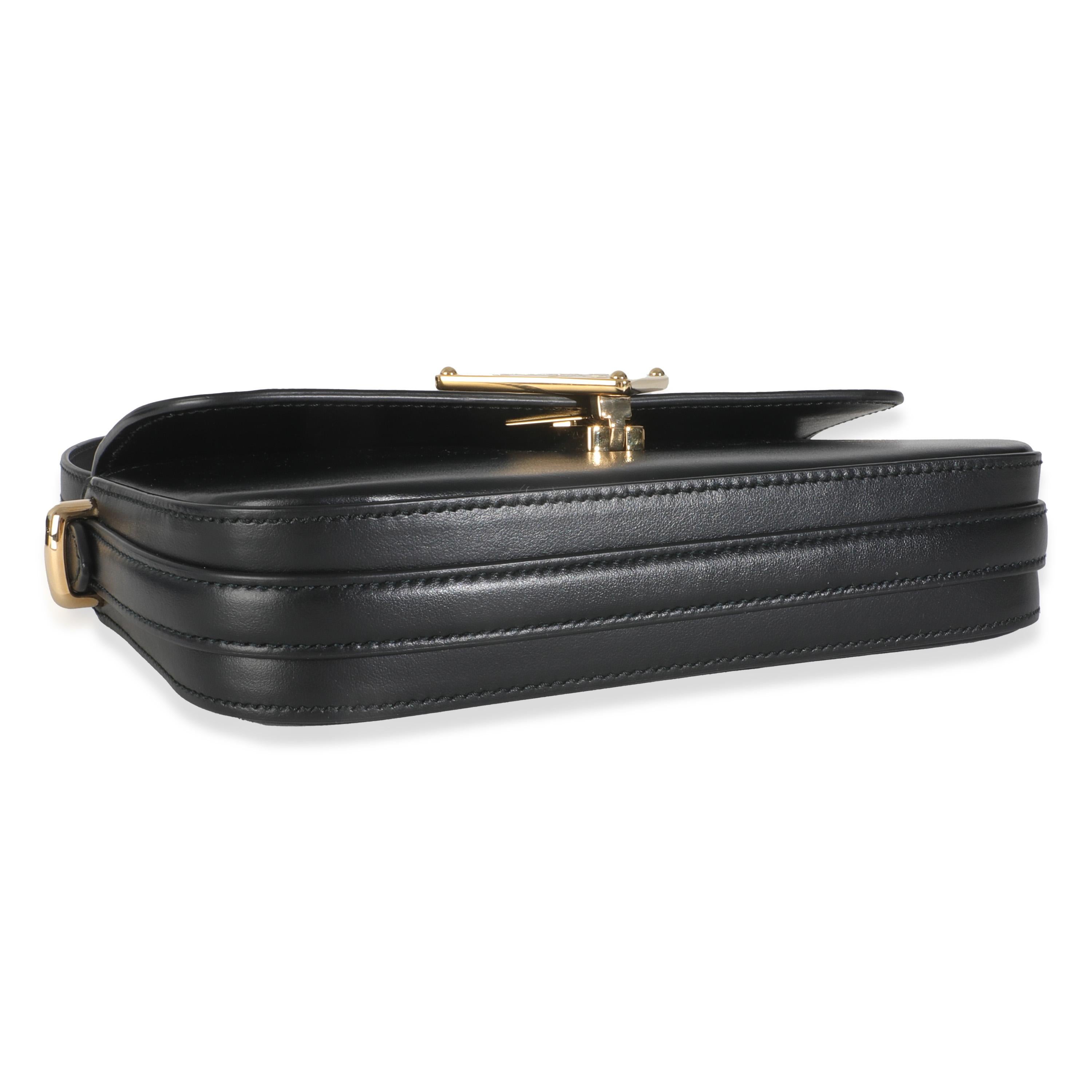 Prada Black Smooth Leather Logo Plaque Shoulder Bag Pour femmes en vente