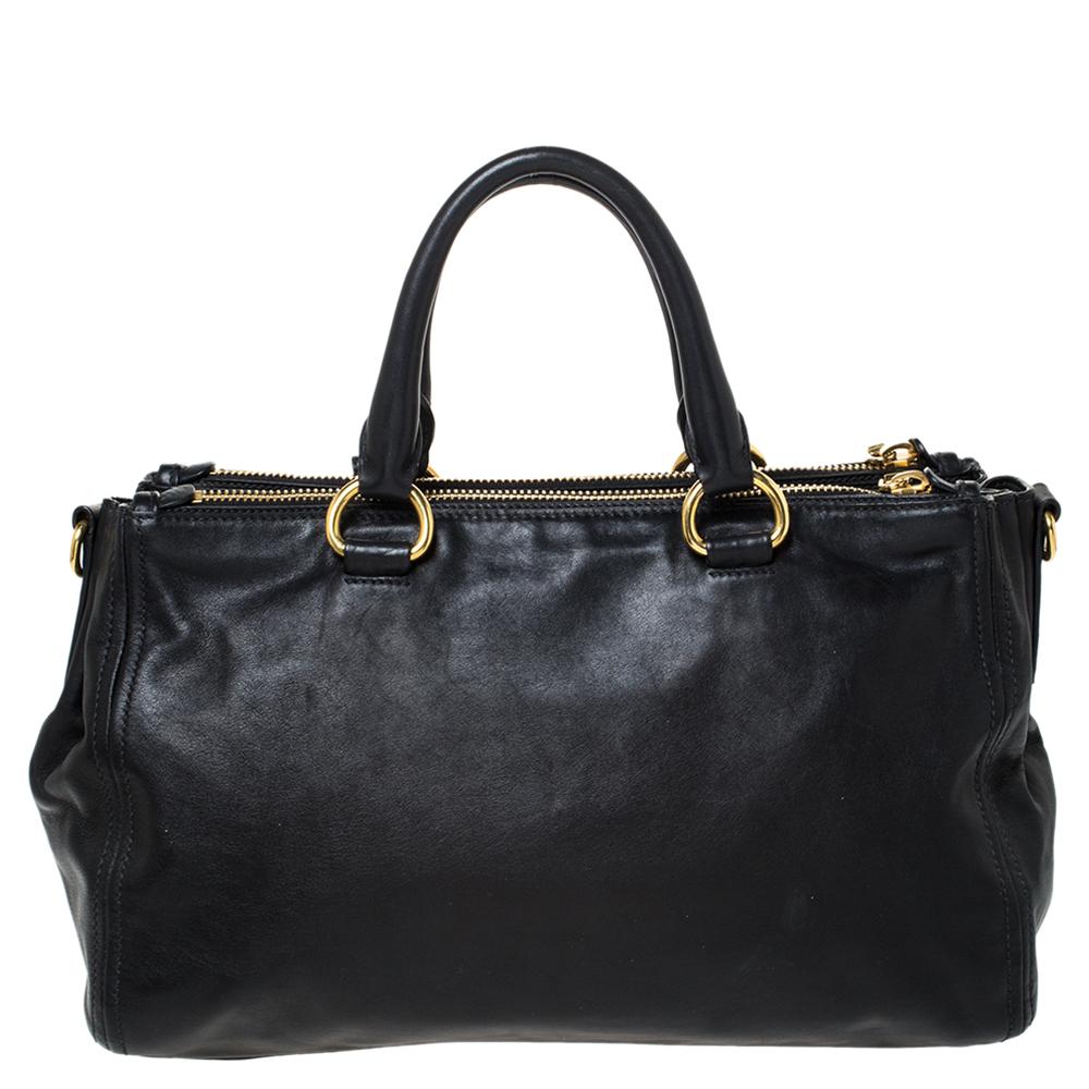 Feminine in shape and grand on design, this Double Zip tote by Prada will be a loved addition to your closet. It has been crafted from soft calf leather and styled minimally with gold-tone hardware. It comes with two top handles, two zip