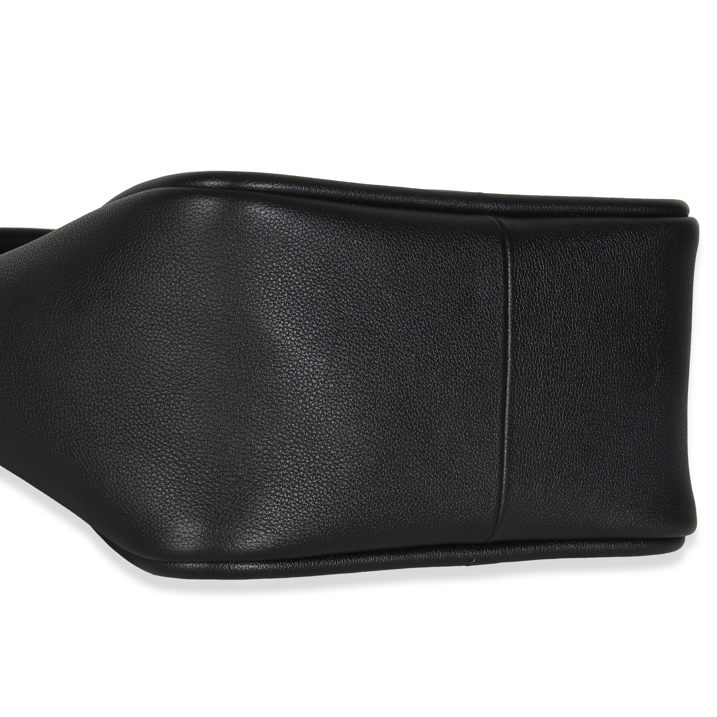 Prada Schwarze Mini-Einkaufstasche aus weichem, genarbtem Leder im Angebot 1