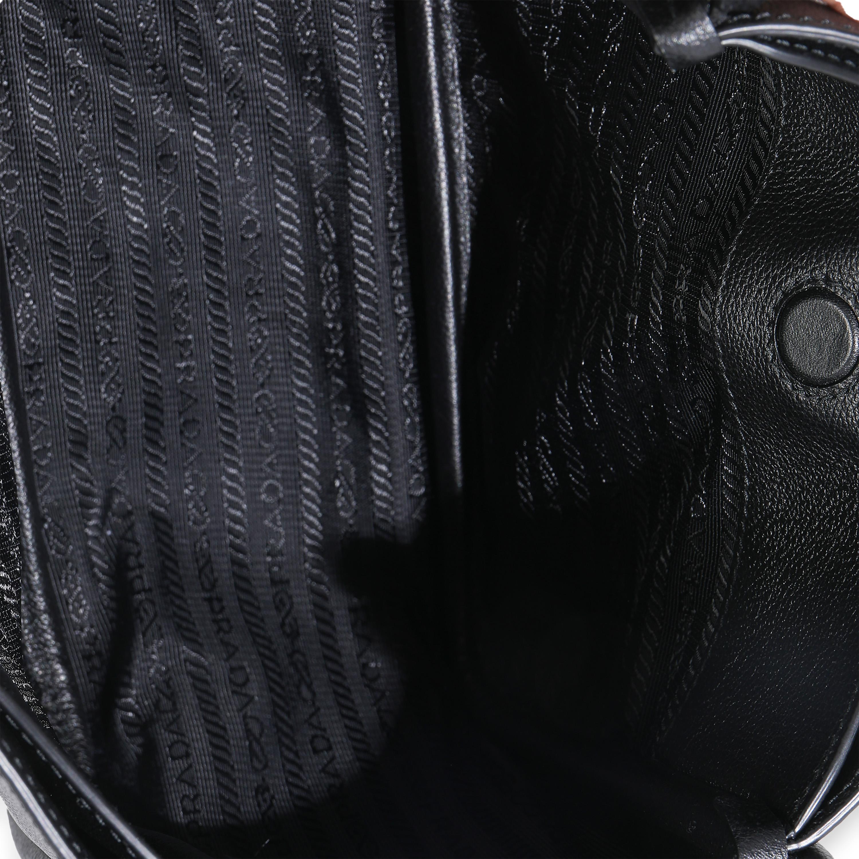 Prada Schwarze Mini-Einkaufstasche aus weichem, genarbtem Leder im Angebot 2