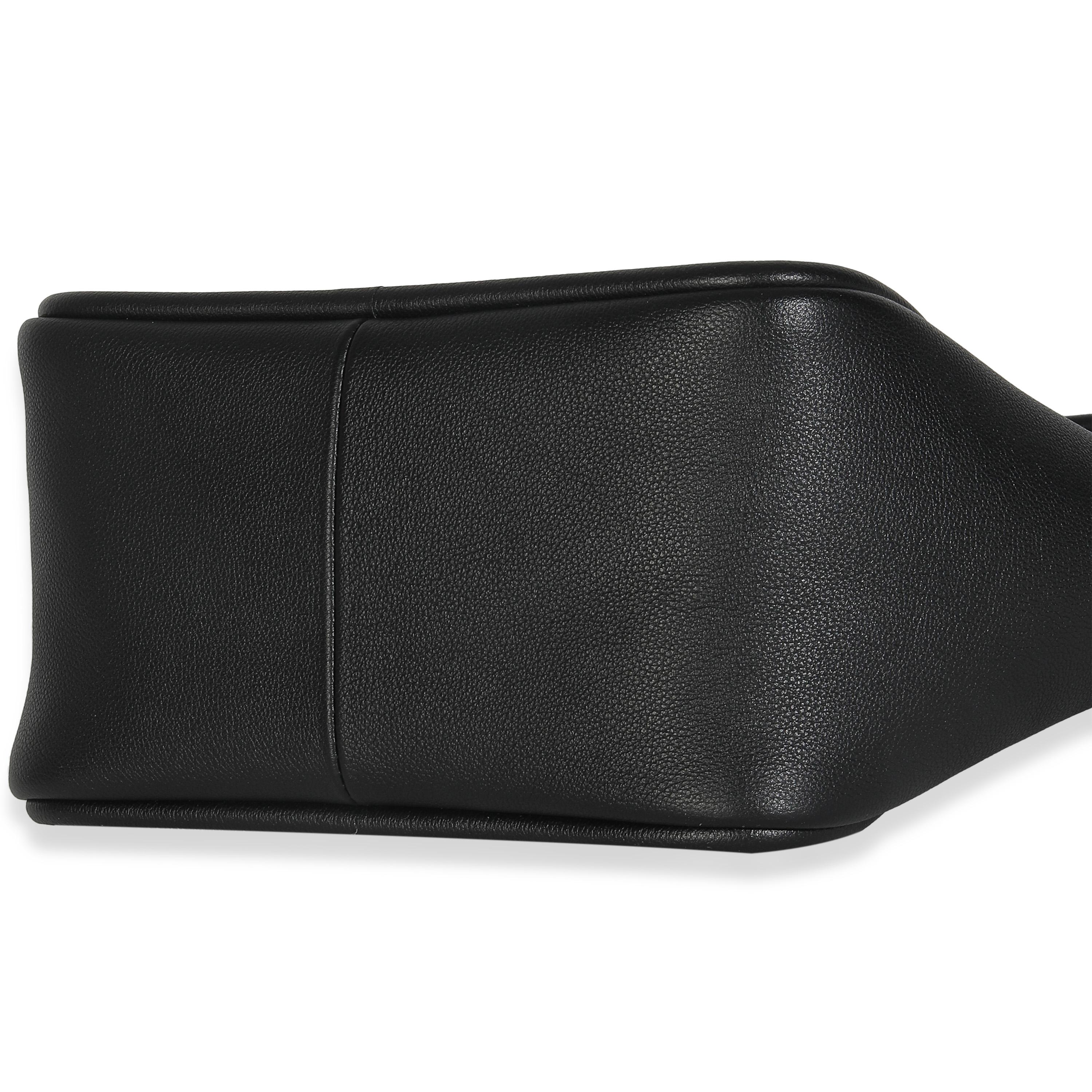 Prada Schwarze Mini-Einkaufstasche aus weichem, genarbtem Leder im Angebot 3