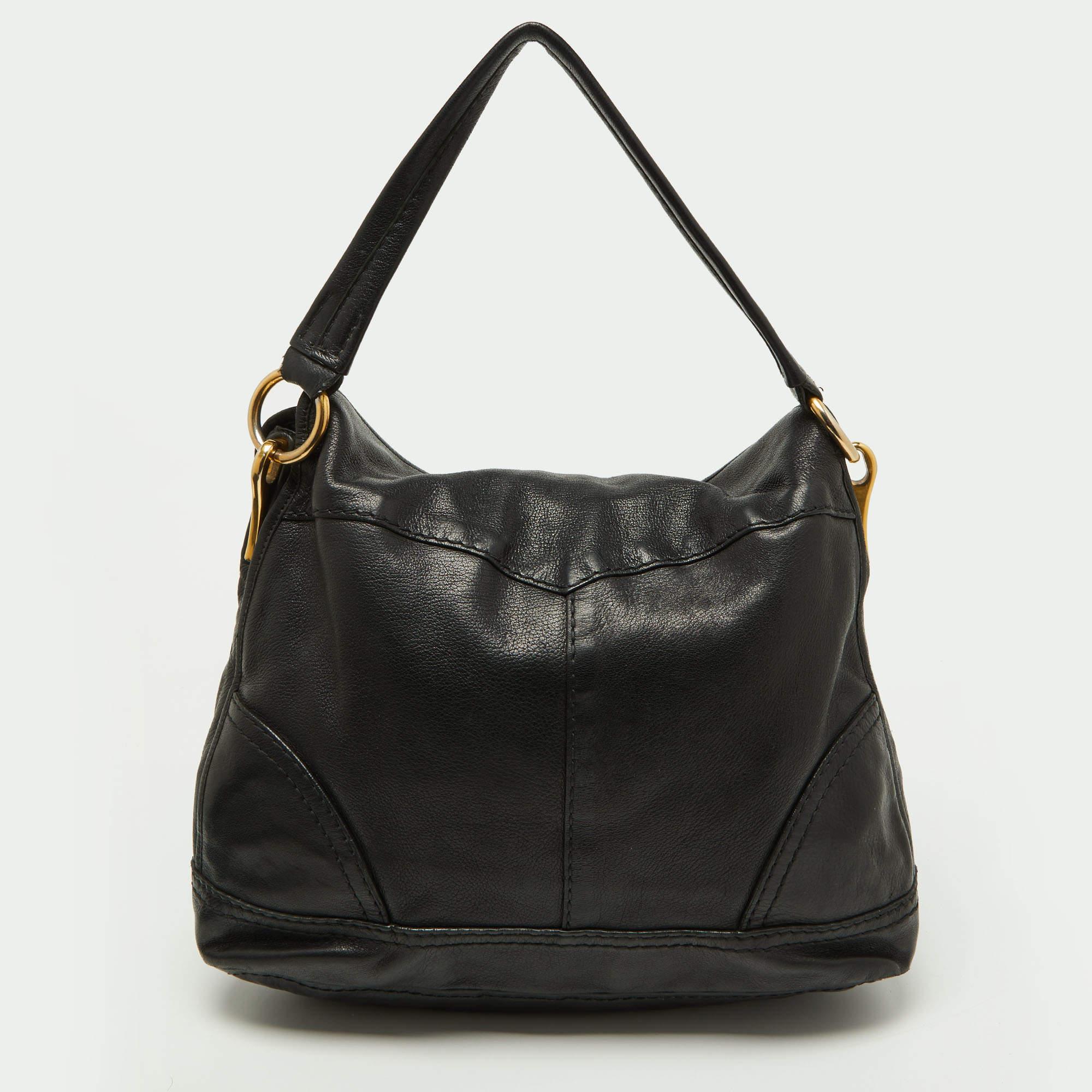 Stylish handbags never fail to make a fashionable impression. Make this designer hobo yours by pairing it with your sophisticated workwear as well as chic casual looks.

