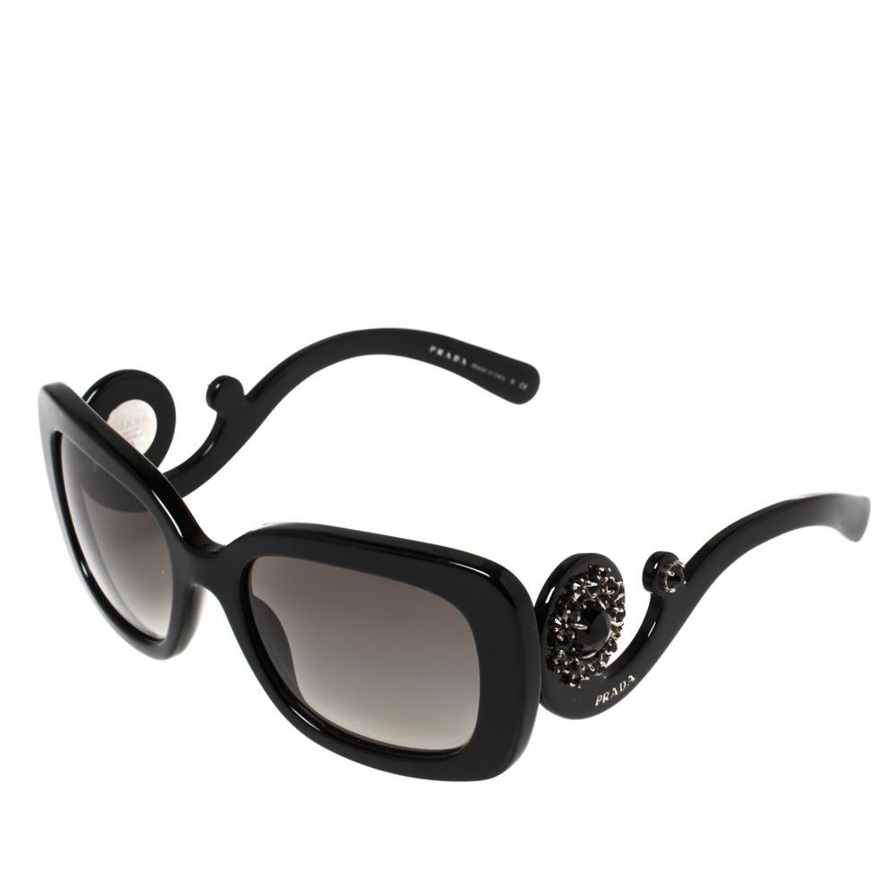 Juxtaposing glamorous and sophisticated elements, these SPR33P rectangular sunglasses from Prada are simply luxe! They have been crafted from acetate and silver-tone metal. They flaunt crystal embellishments and logo details on the black baroque