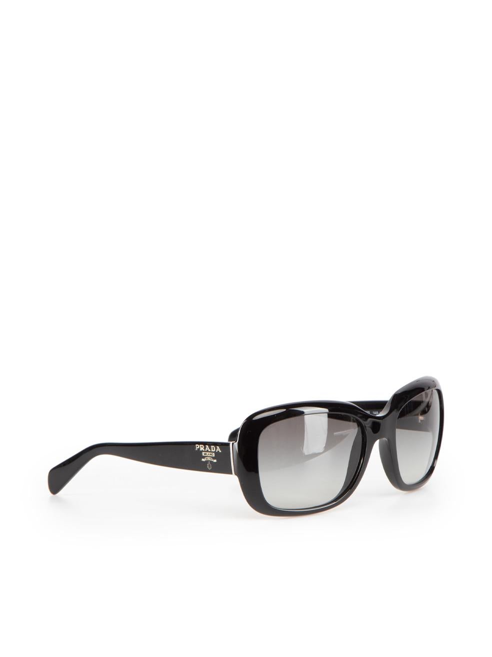 CONDITION is Good. General wear to sunglasses is evident. Moderate signs of wear to the right lens and frame with light scratches on this used Prada designer resale item. These sunglasses come with original case.
 
 Details
 Black
 Plastic
