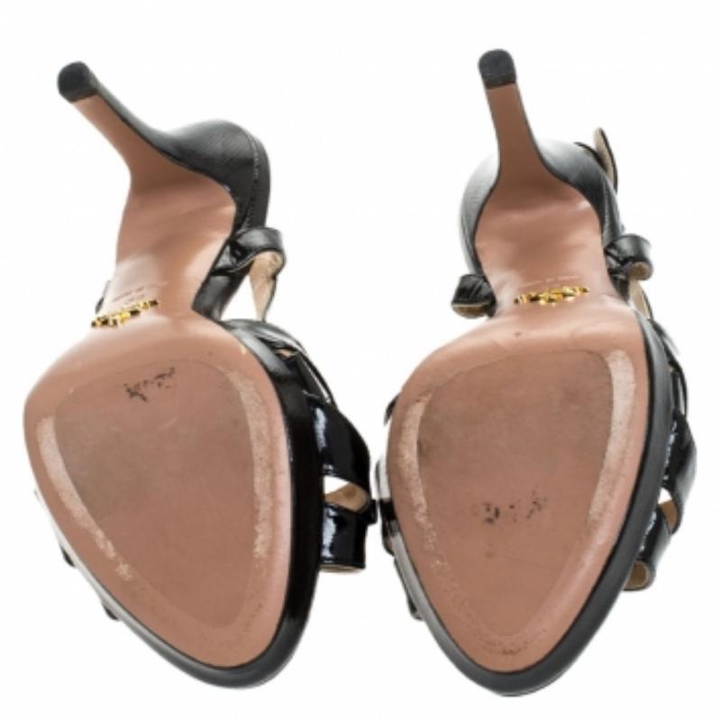 Prada Schwarze Riemchensandalen aus Lackleder mit Schleife und offenem Zehenbereich und Slingback Größe 38 im Angebot 3