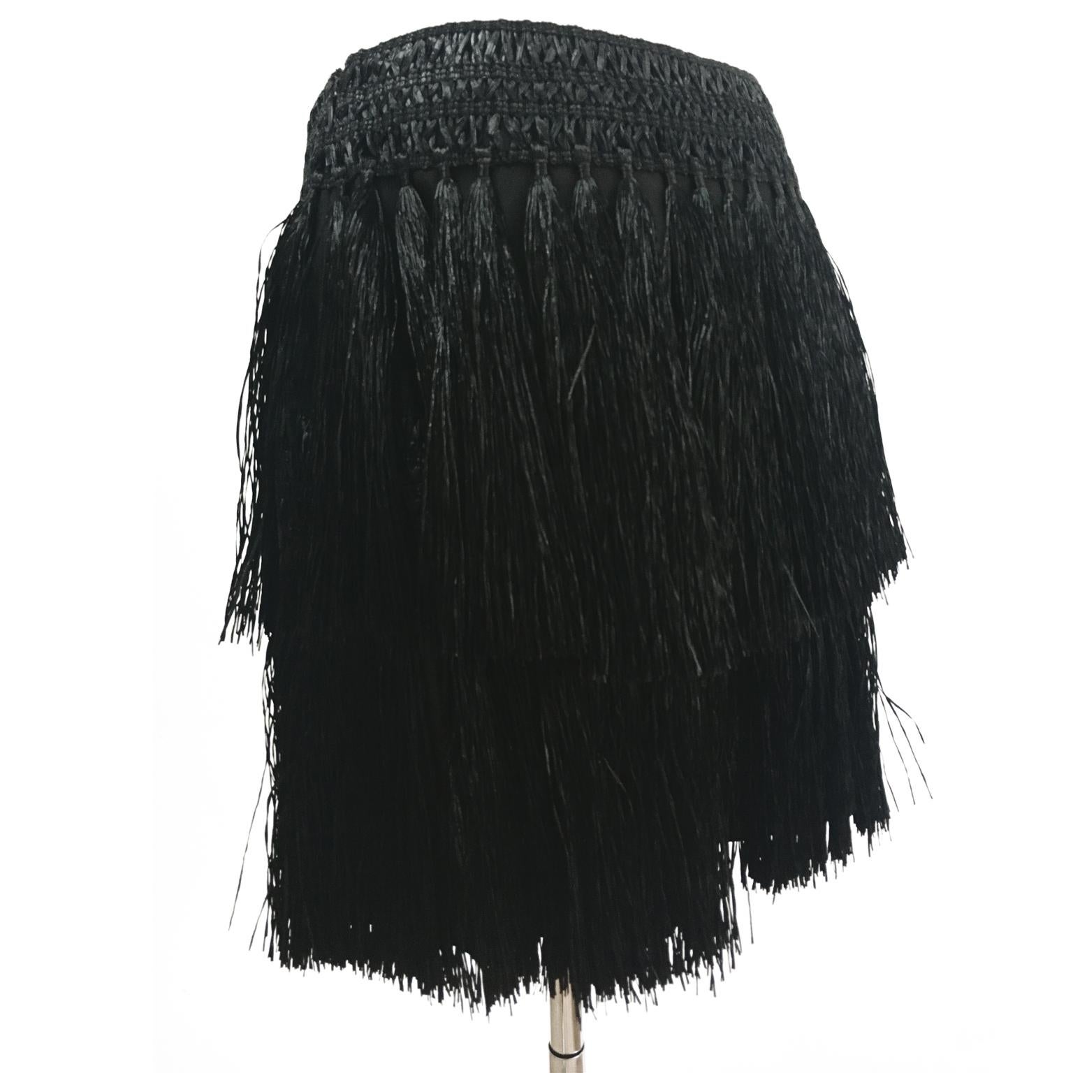 Preciosa y única falda Prada Negra de tiras de paja.
Tiene un detalle de macramé alrededor de la cintura con abertura lateral de cremallera. Sin usar, NWT. 
Talla : 42 IT
Longitud : 42 cm
Cintura de ajuste inferior : 73 cm