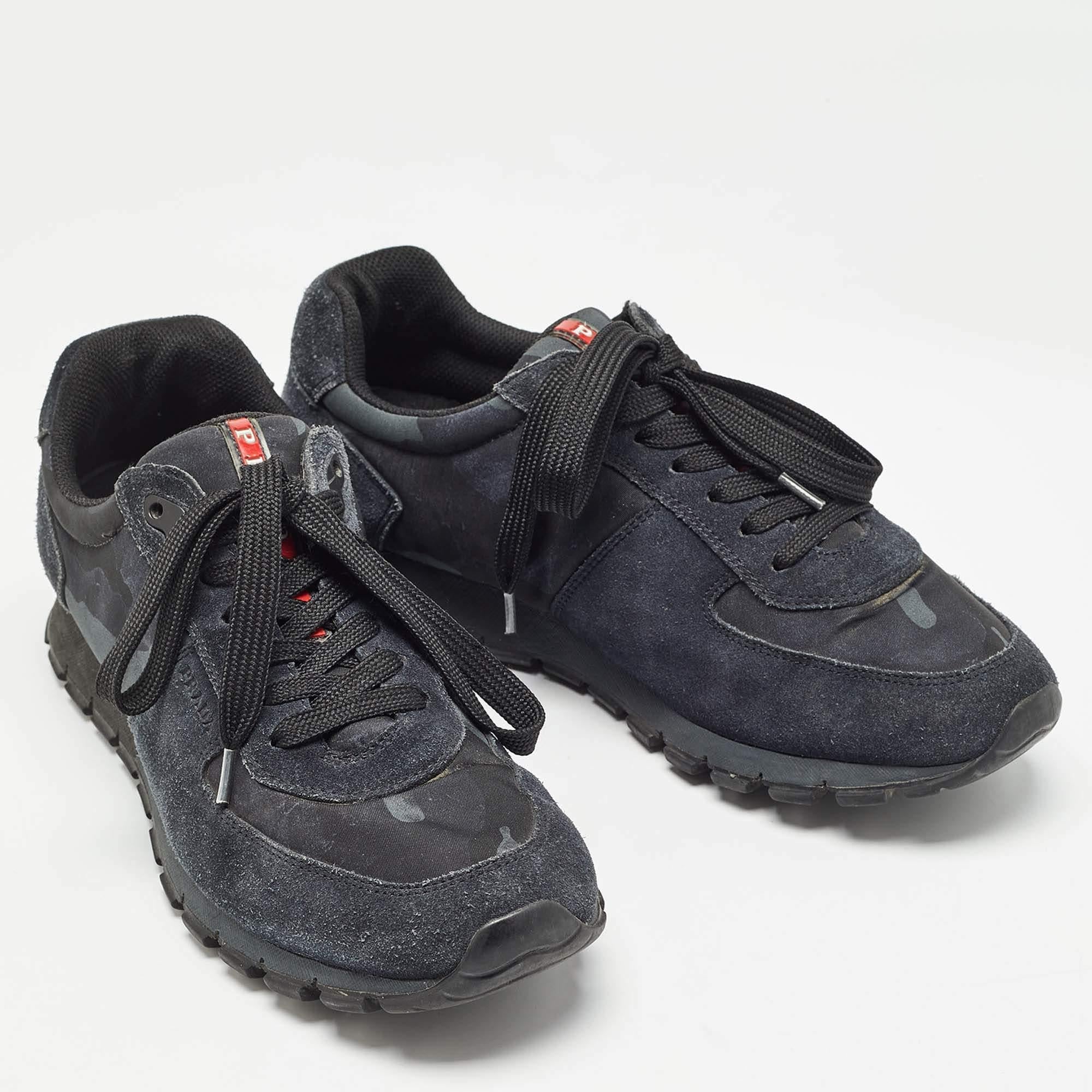 Prada, scarpe da ginnastica in tela e camoscio nero Up & Up Taglia 43 In condizioni buone in vendita a Dubai, Al Qouz 2