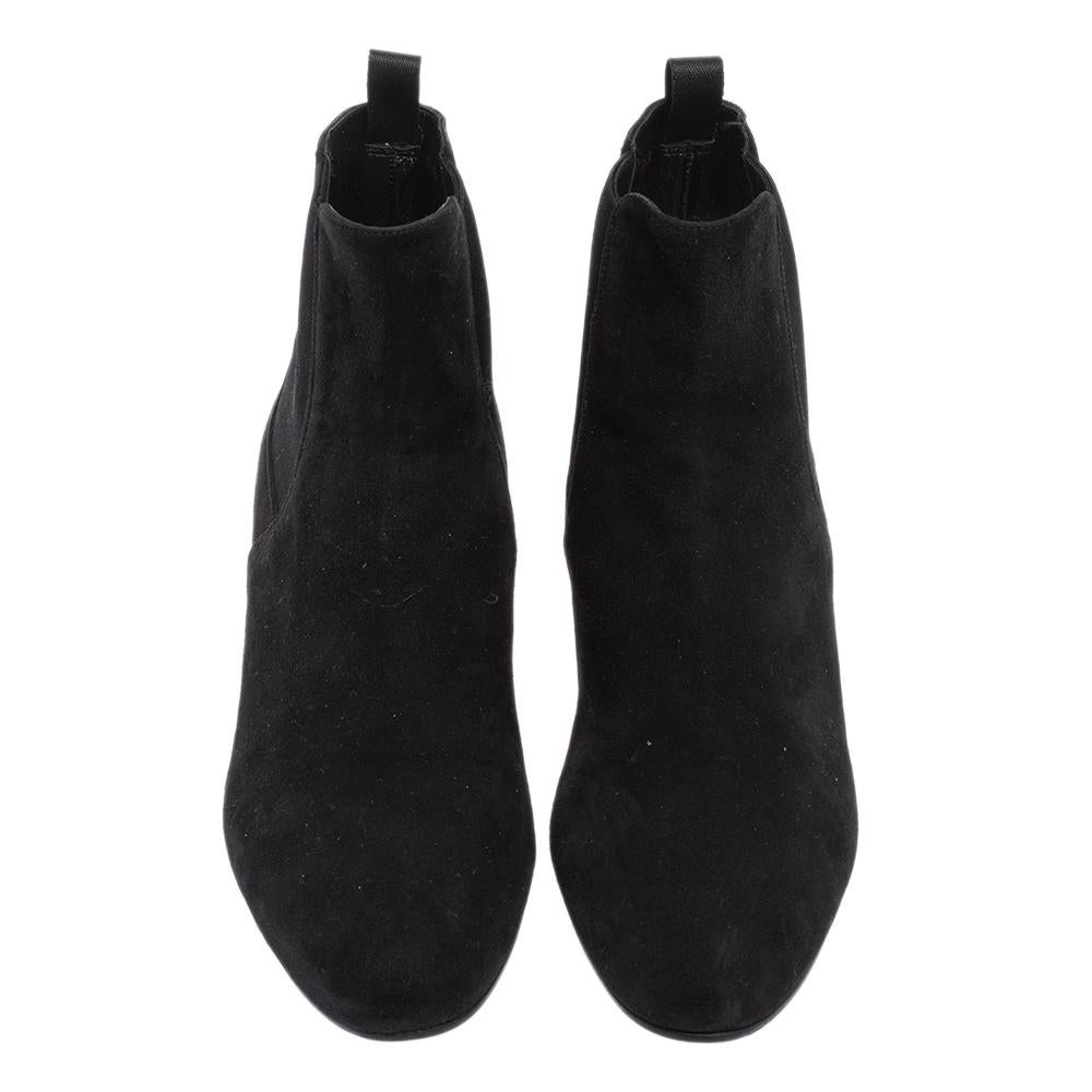 Simple yet classy, this pair of Chelsea boots from the house of Prada is a class apart. The shoes are designed from premium suede and come with elastic panels. The slip-on boots in black are finished with rubber soles and short heels.

