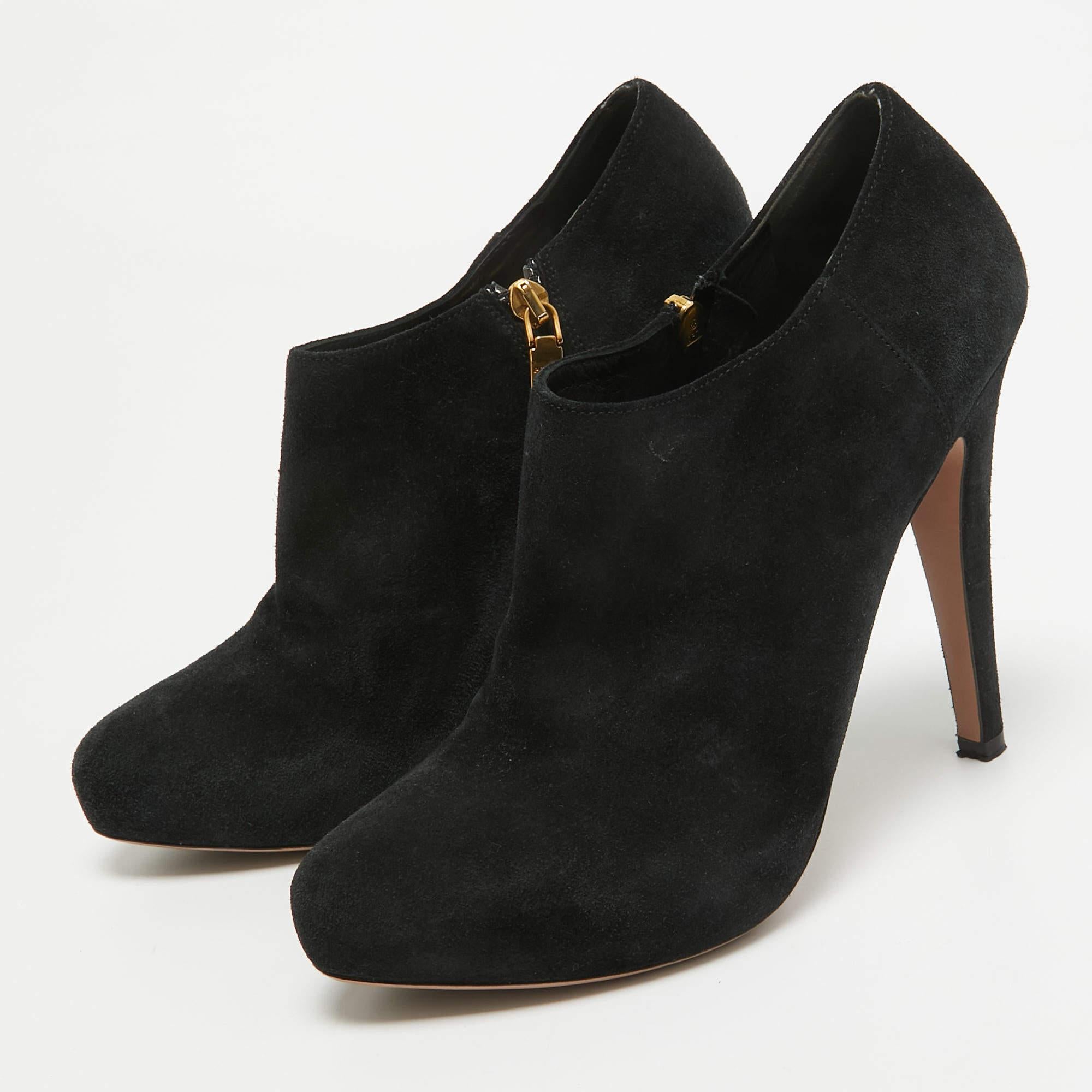 Complétez votre tenue bien mise en place avec ces authentiques bottines Prada. Intemporels et élégants, ils bénéficient d'une construction étonnante pour une qualité durable et une tenue confortable.