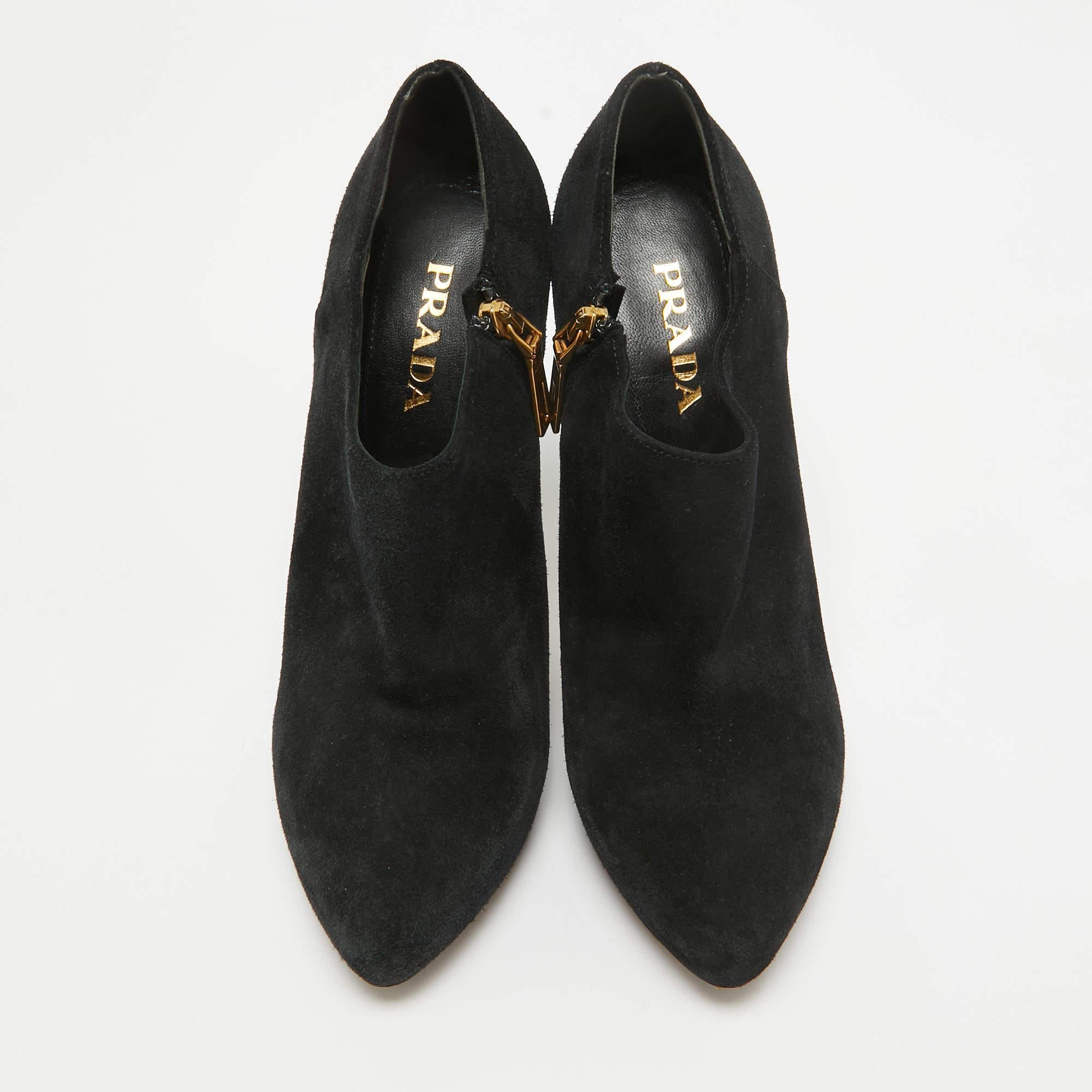 Noir Prada - Bottines en daim noir - Taille 37,5 en vente