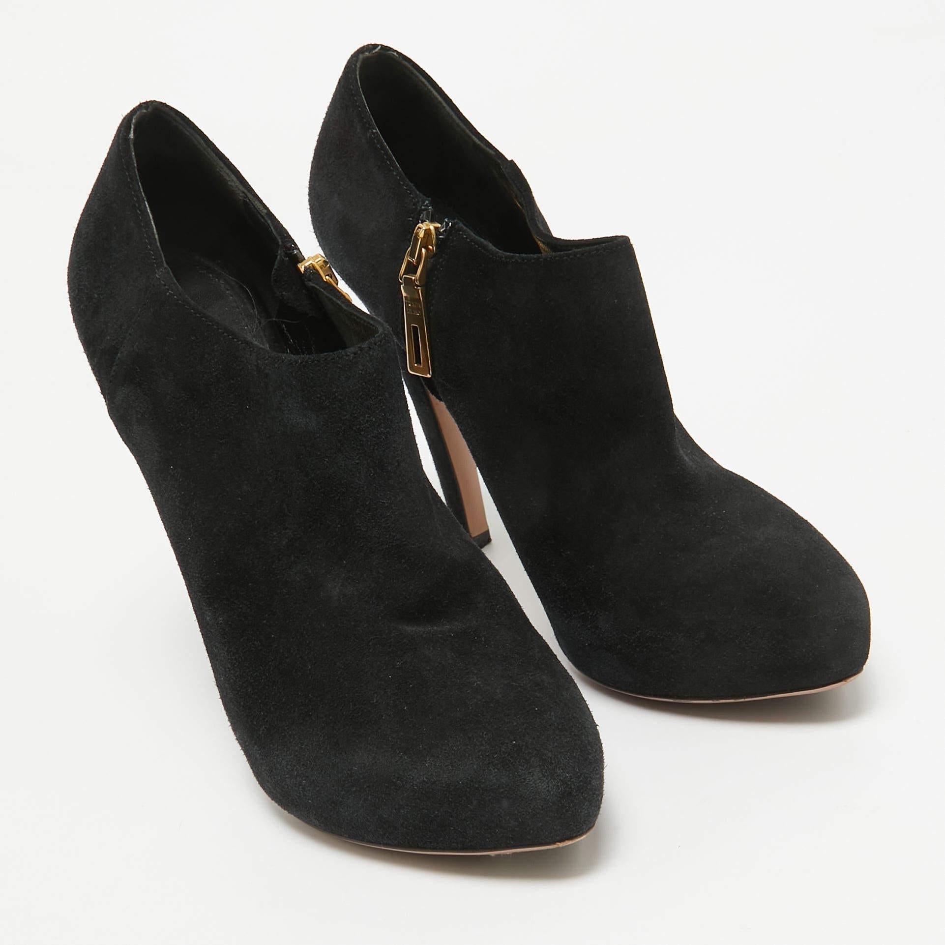 Prada - Bottines en daim noir - Taille 37,5 Bon état - En vente à Dubai, Al Qouz 2