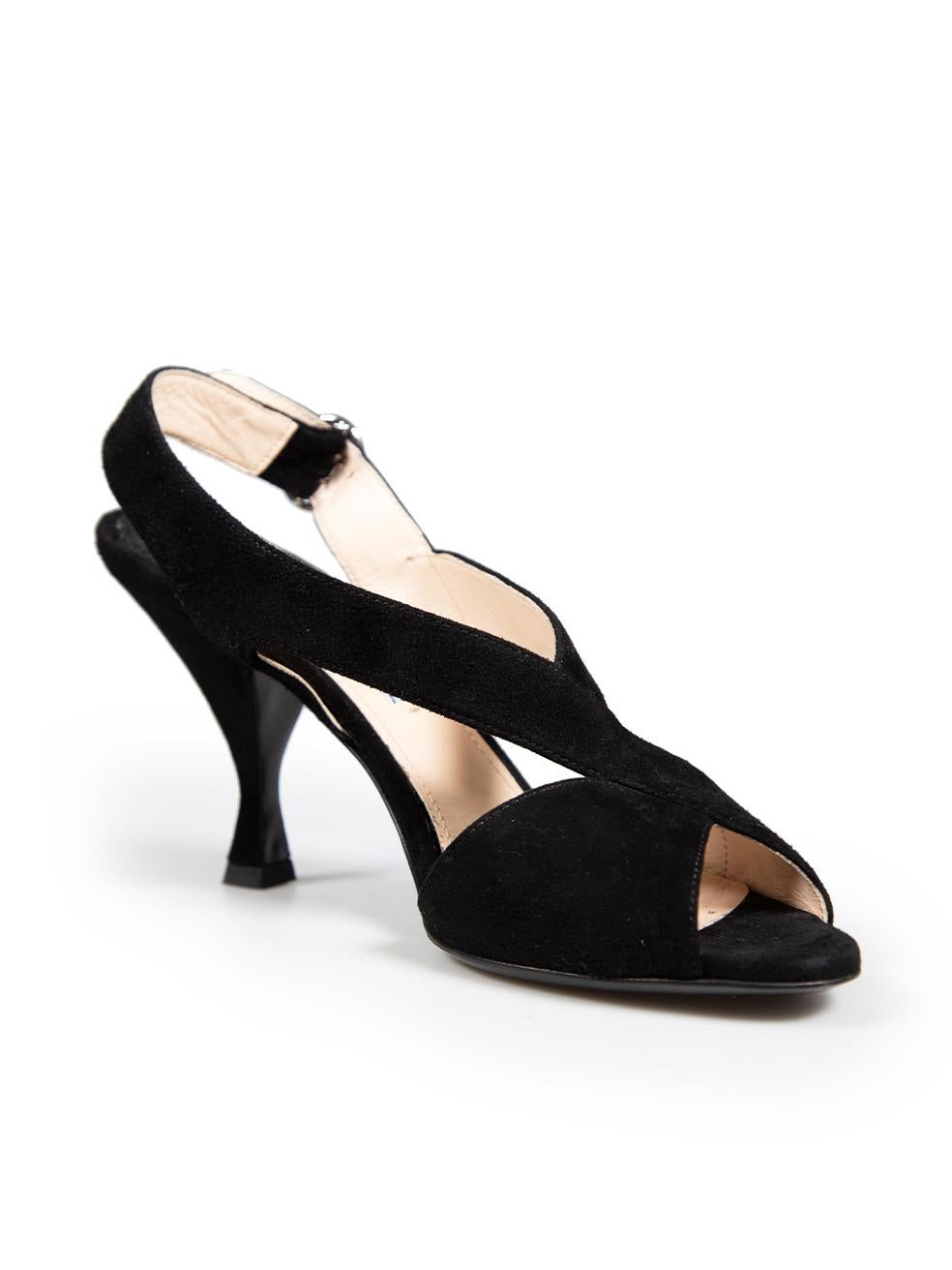 CONDIZIONE: molto buona. L'usura minima delle scarpe è evidente, c'è un leggero scolorimento sulla soletta, sulla parte posteriore e sul tallone delle scarpe. La pelle della soletta della scarpa presenta anche delle pieghe generiche su questo