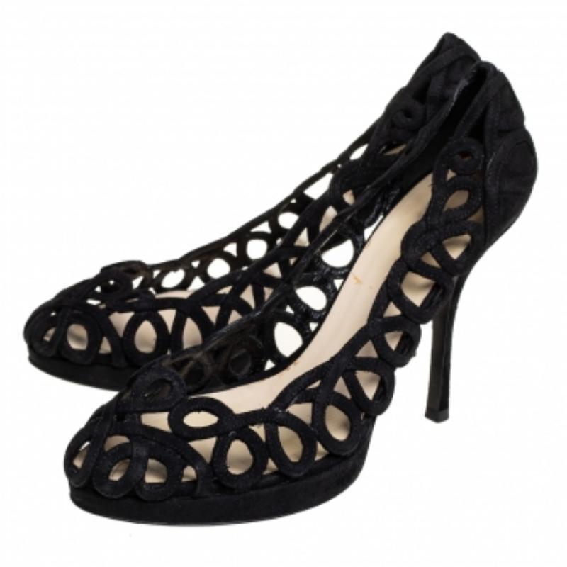 With a cut-out detail taking it to new heights of elegance, these pumps from the house of Prada are a force to be reckoned with. Crafted from black suede, these shoes feature slender heels and can be paired with your formal and casual ensembles