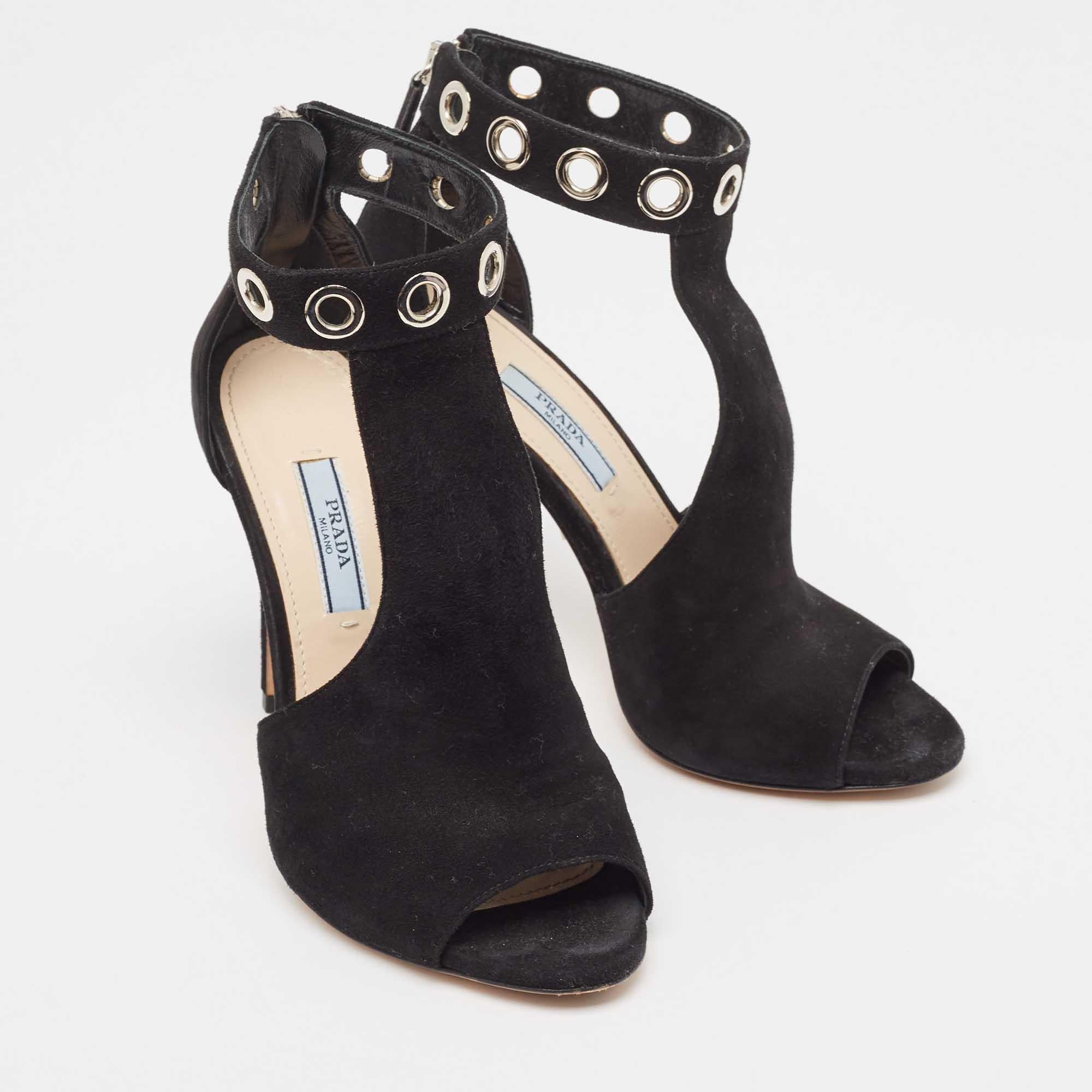 Prada - Sandales à lanières en daim noir avec œillets Taille 36 Bon état - En vente à Dubai, Al Qouz 2