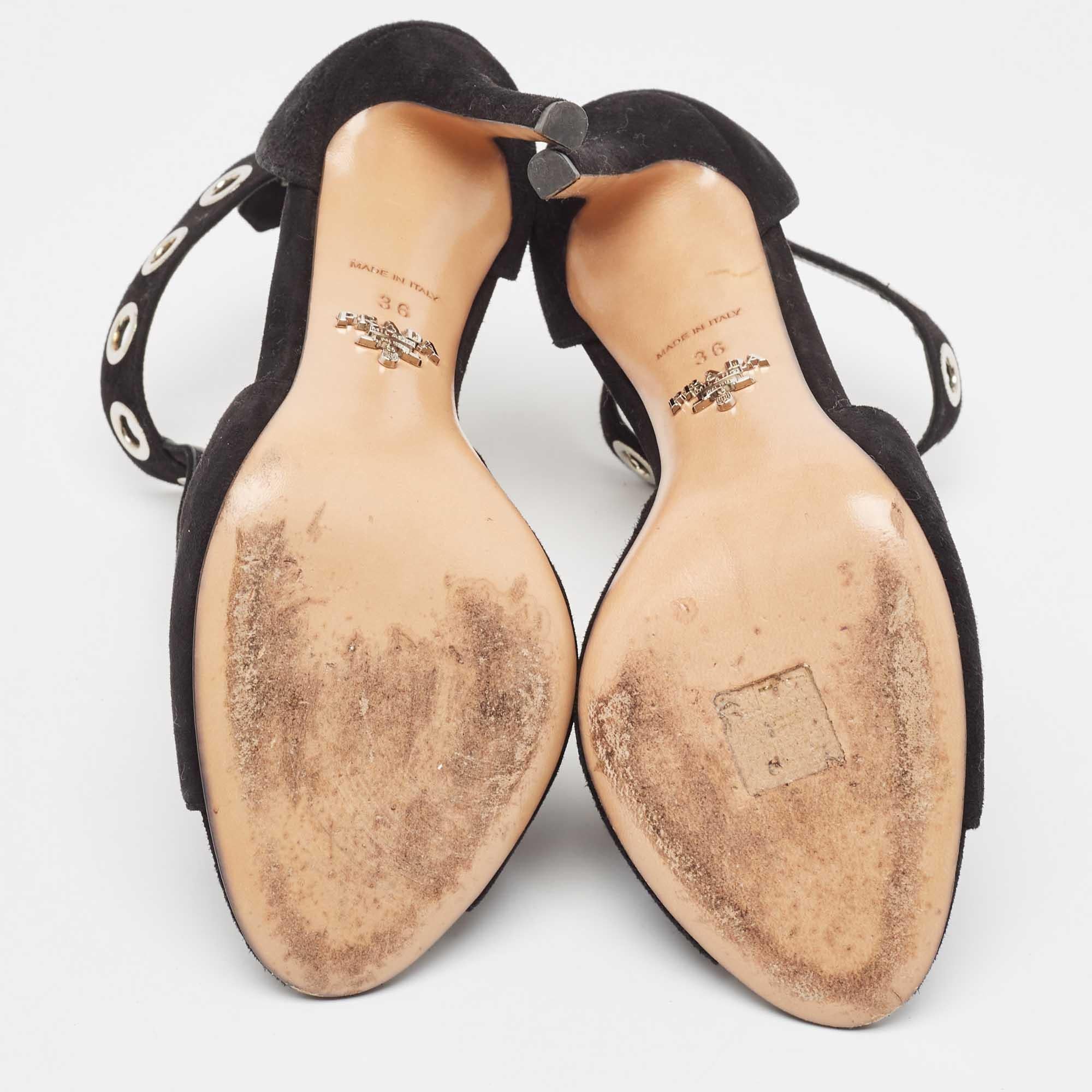 Prada - Sandales à lanières en daim noir avec œillets Taille 36 en vente 1