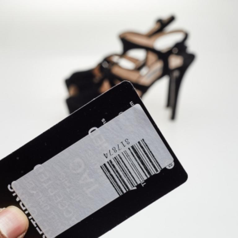 Porta il tuo stile un po' più in alto con questi sandali della Maison Prada. Sono realizzate in pelle scamosciata nera e presentano un taglio peep-toe, un plateau e una fibbia sul retro. Per aggiungere elevazione, le scarpe sono sollevate da un
