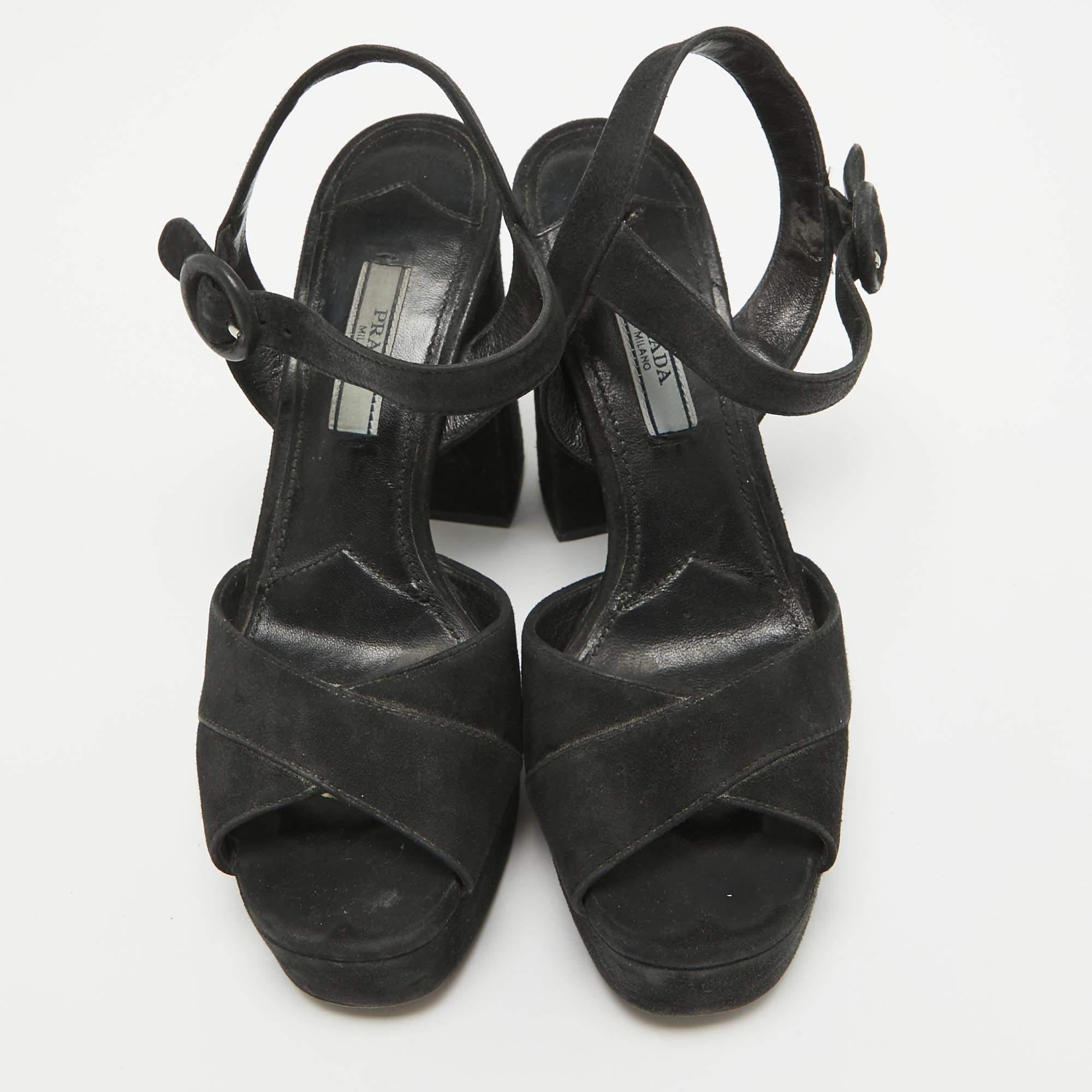 Noir Prada - Sandales à plateforme en daim noir Taille 35.5 en vente