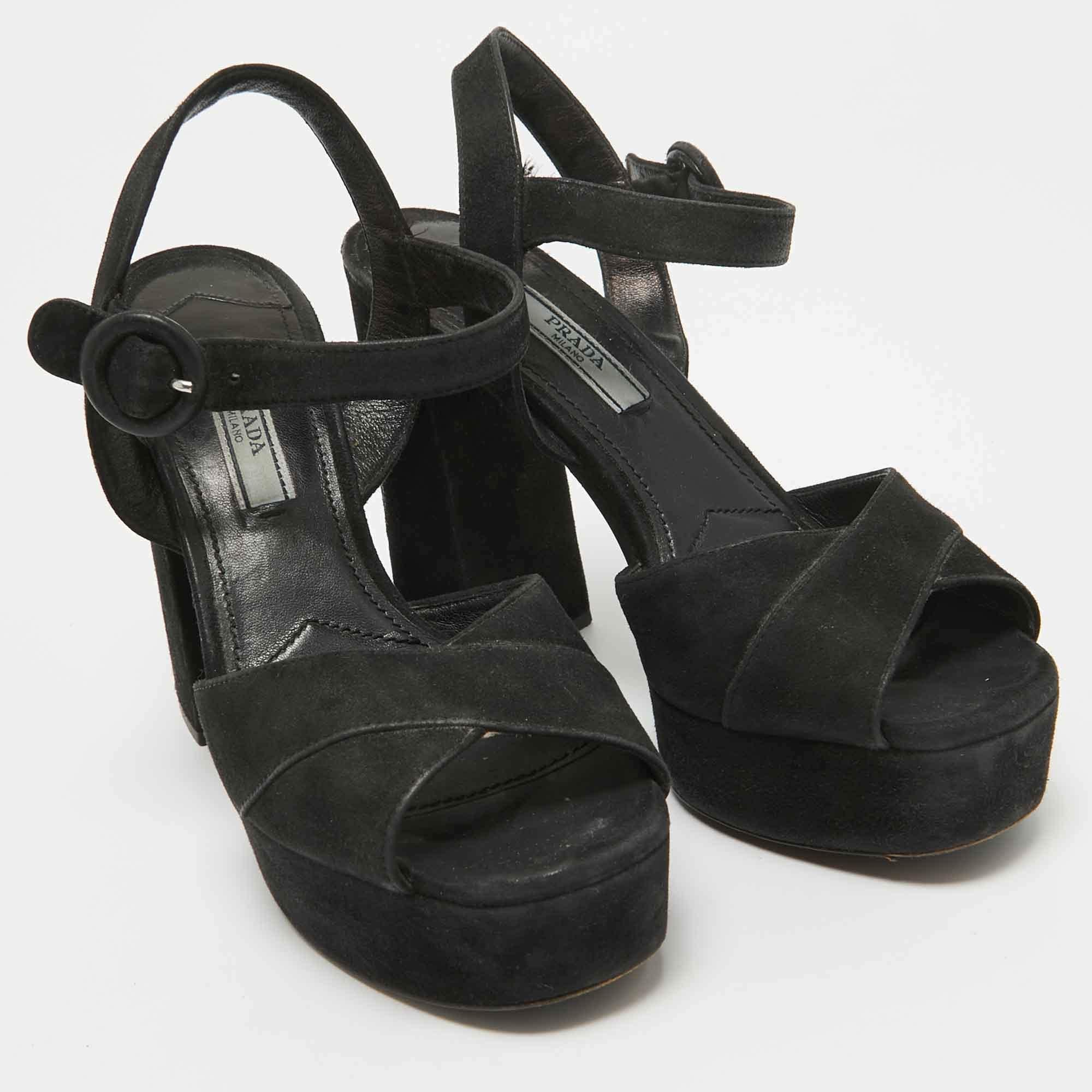 Prada - Sandales à plateforme en daim noir Taille 35.5 Bon état - En vente à Dubai, Al Qouz 2