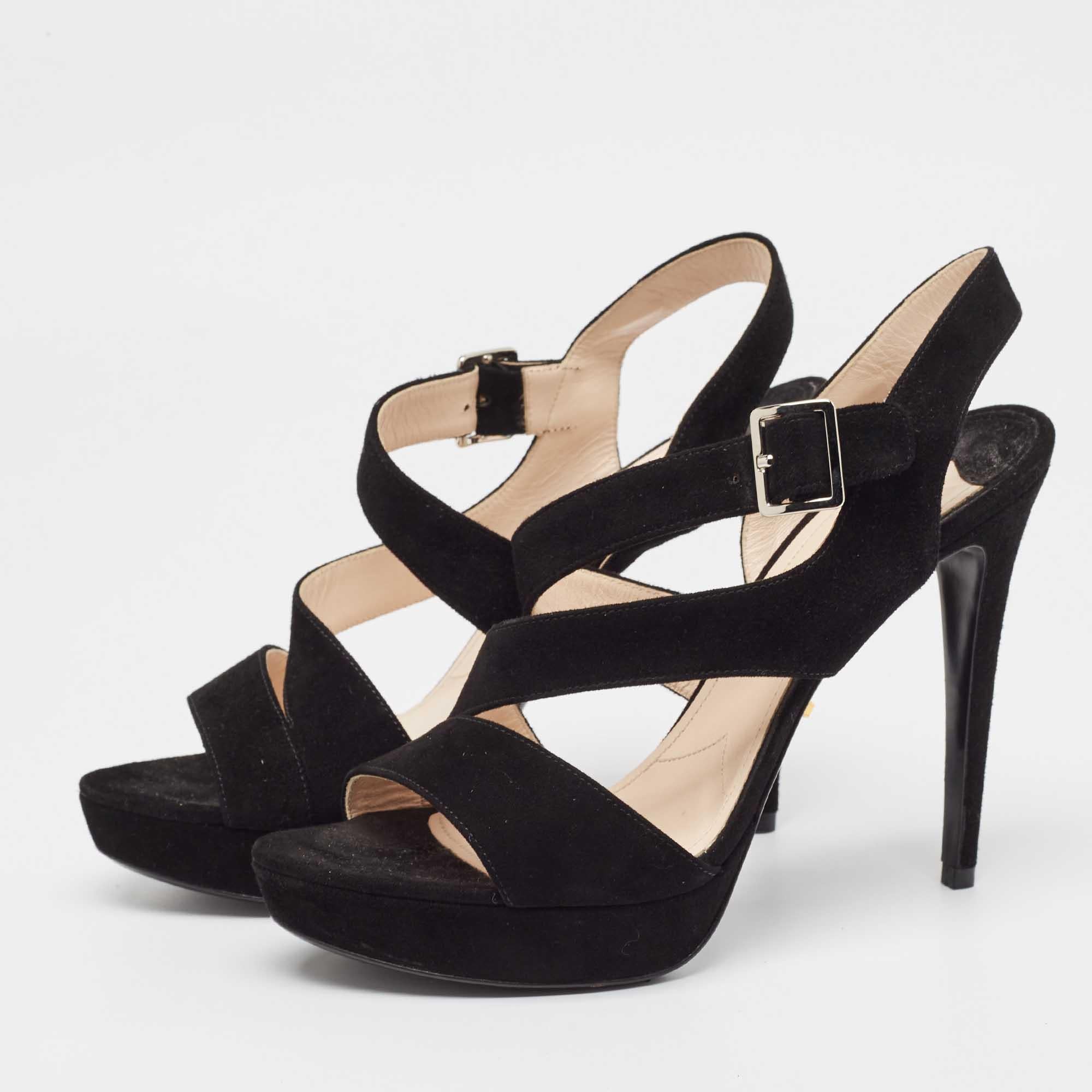 Estas sandalias enmarcarán sus pies de forma elegante. Fabricados con materiales de calidad, presentan un diseño elegante y unas plantillas cómodas.