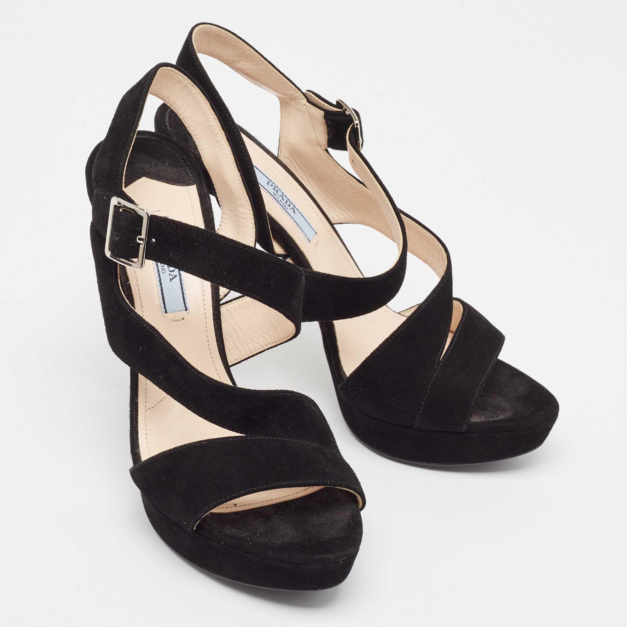 Prada Sandalias de tiras con plataforma de ante negro Talla 37.5 en Bastante bueno estado para la venta en Dubai, Al Qouz 2