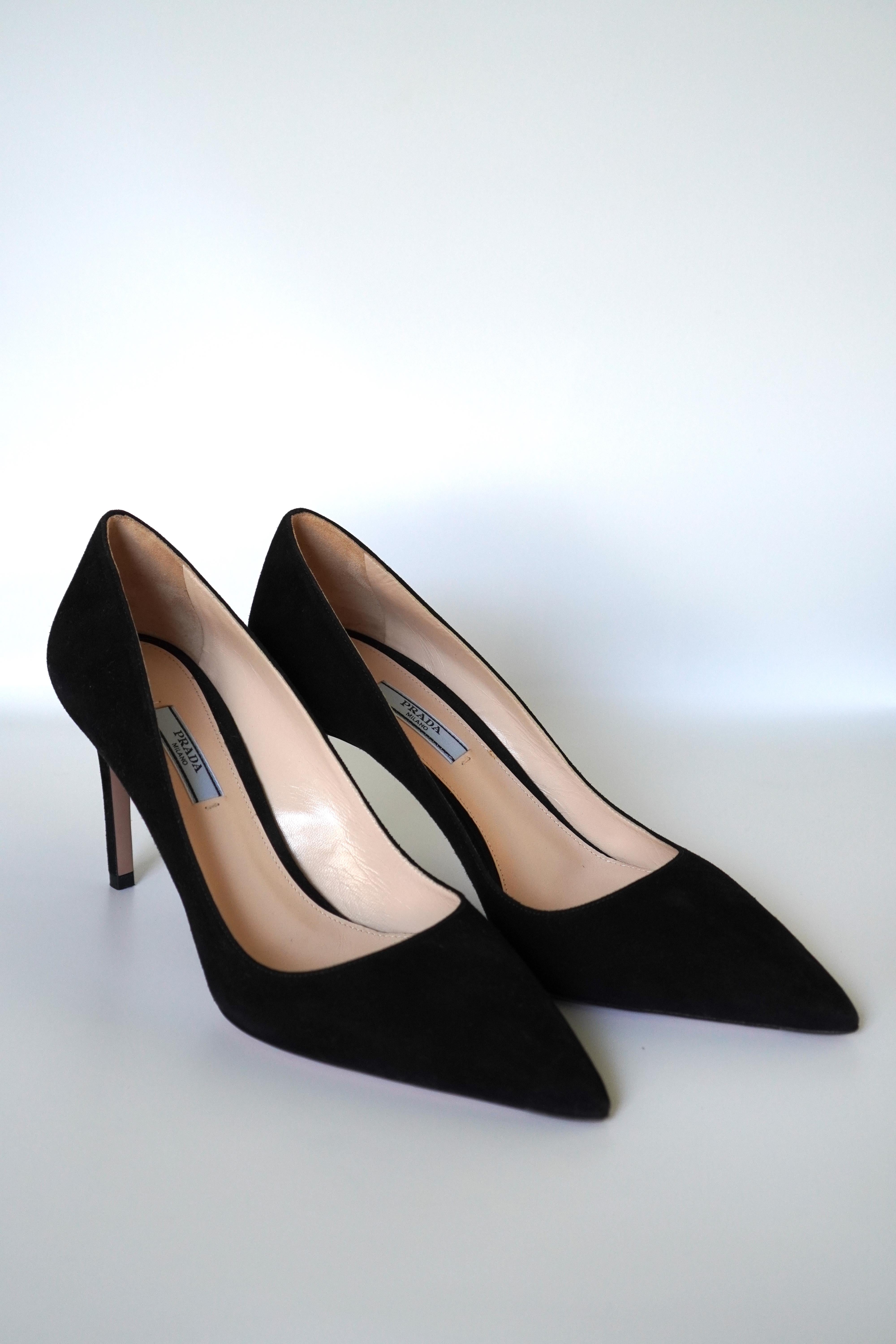 Prada Black Suede Pumps sz 41 In New Condition For Sale In Beverly Hills, CA