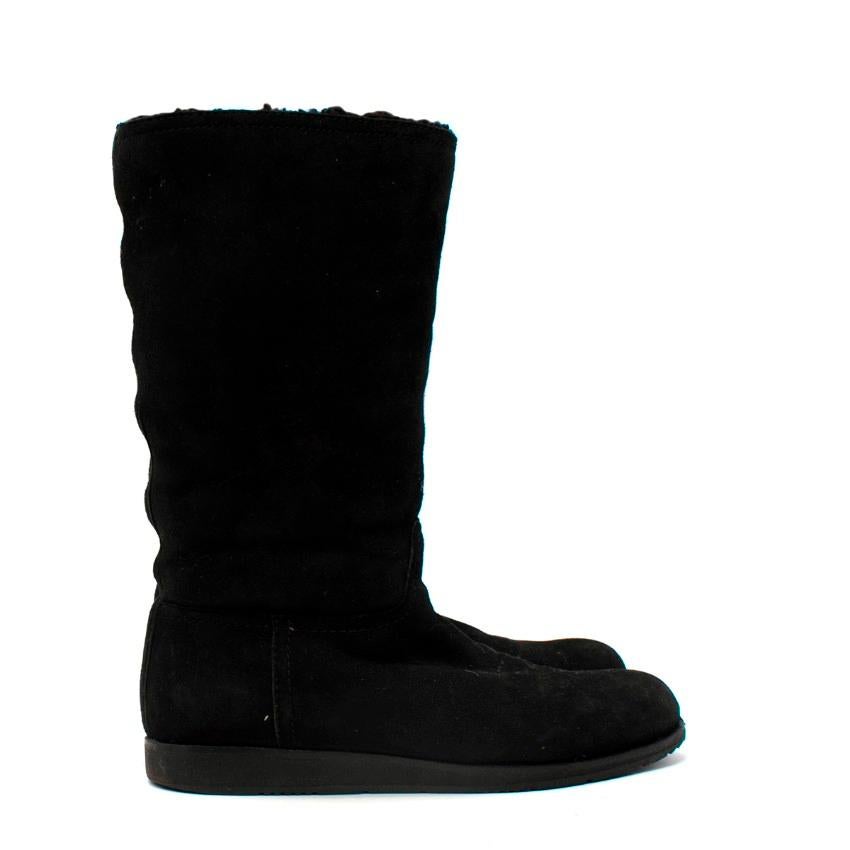  Prada Black Suede & Shearling Lined Flat Boots
 

 - Black suede soft flat boots 
 - Fully lined with tonal shearling
 - Round toe
 

 Materials:
 Shearling
 Suede
 

 Made in China
 

 PLEASE NOTE, THESE ITEMS ARE PRE-OWNED AND MAY SHOW SIGNS OF