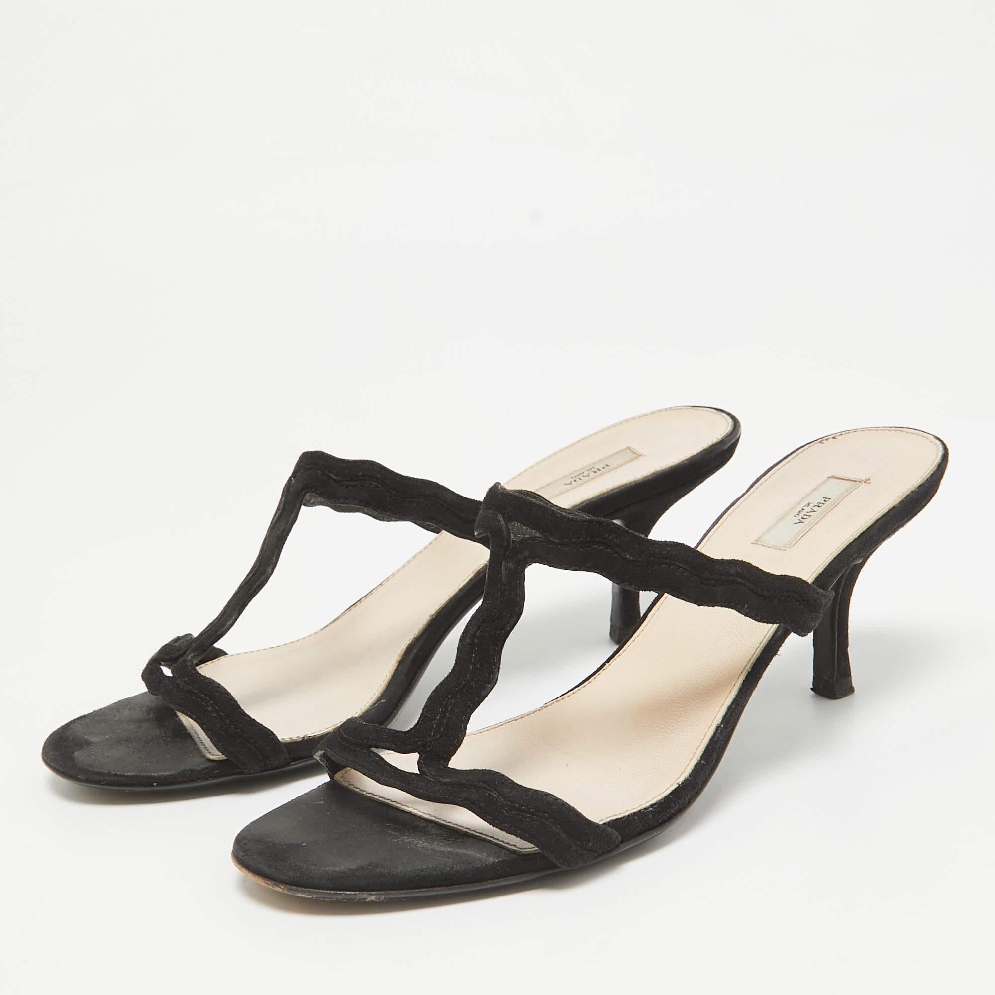 Ces sandales encadreront vos pieds de manière élégante. Fabriquées à partir de matériaux de qualité, elles affichent un design élégant et des semelles intérieures confortables.