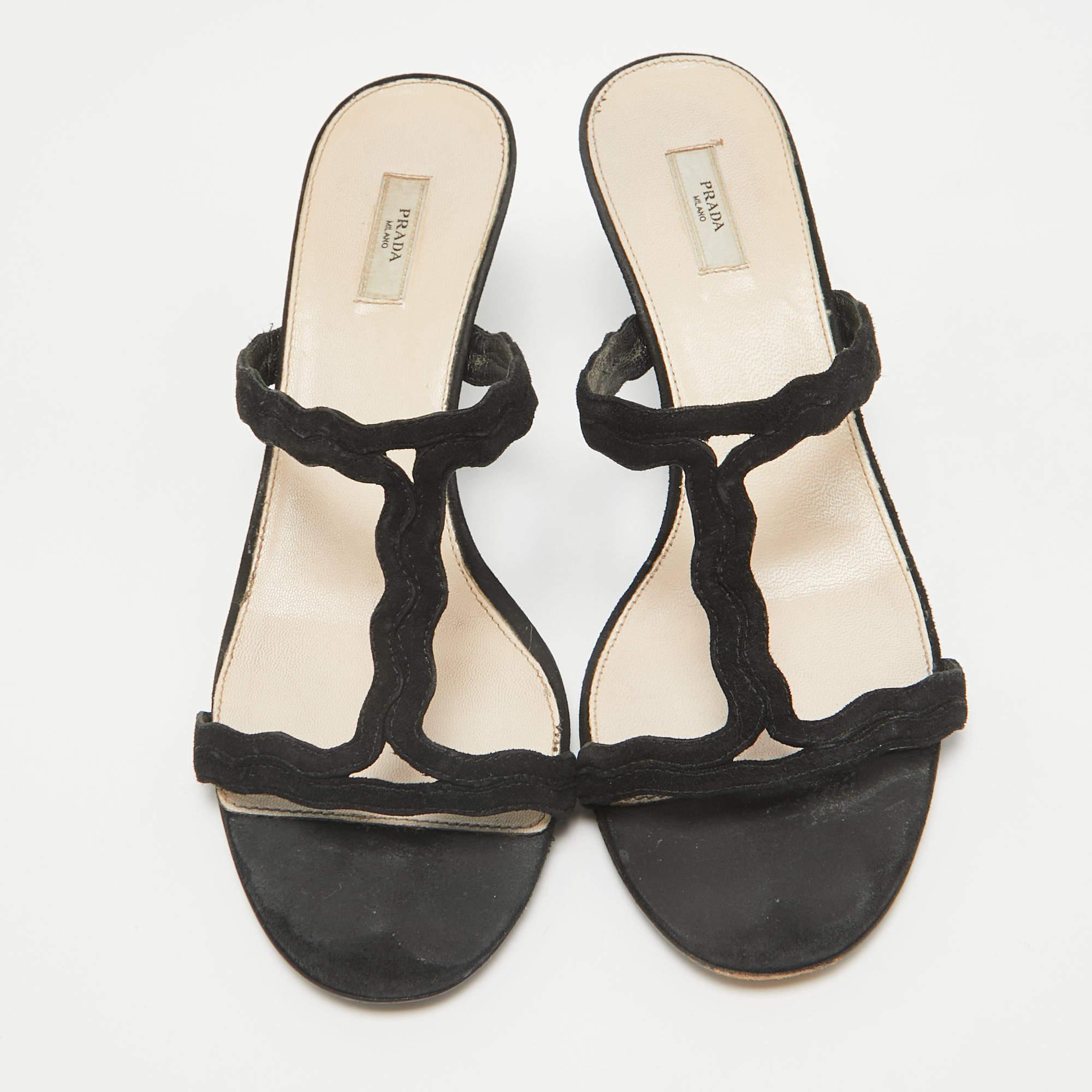 Noir Prada - Sandales en daim noir - Taille 37 en vente