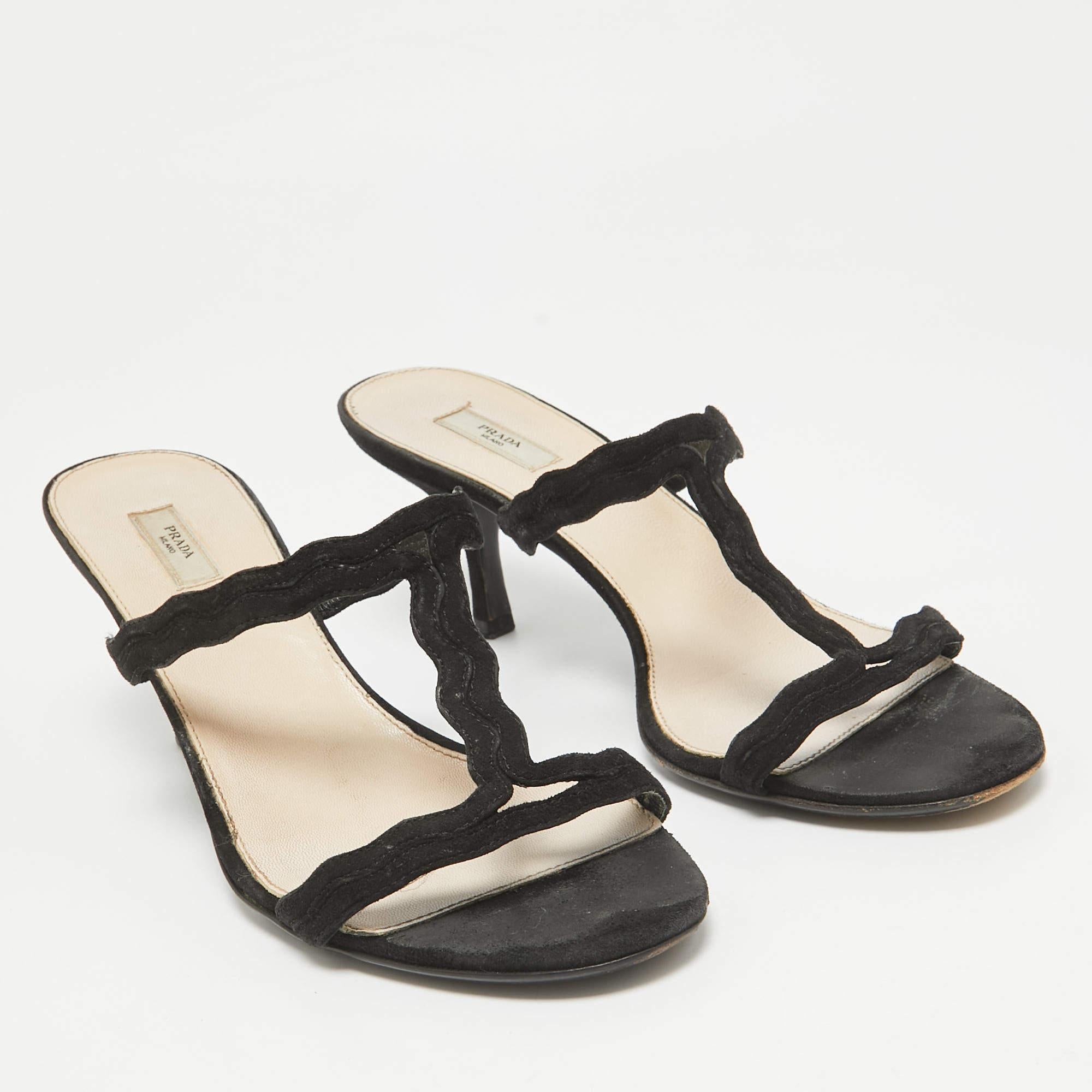 Prada - Sandales en daim noir - Taille 37 État moyen - En vente à Dubai, Al Qouz 2