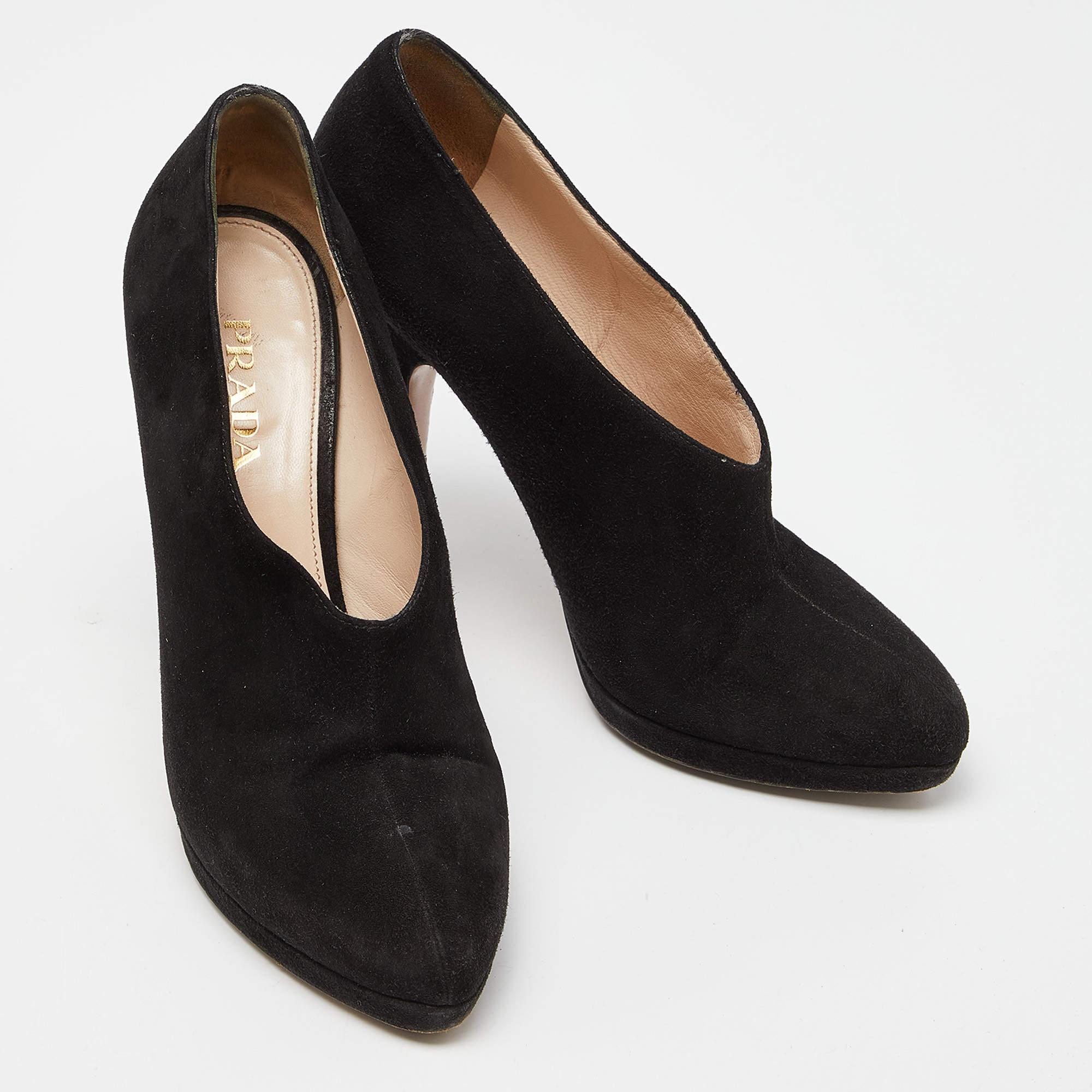 Prada - Escarpins en daim noir Taille 38 Bon état - En vente à Dubai, Al Qouz 2