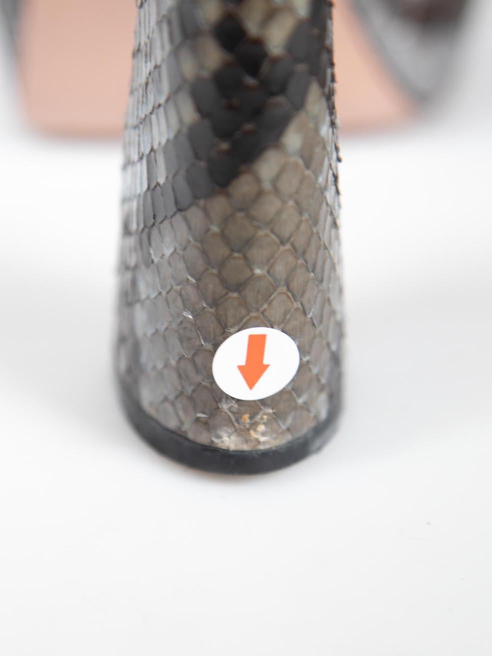 Talons à plateforme en daim noir et peau de serpent Prada Taille IT 38 en vente 3